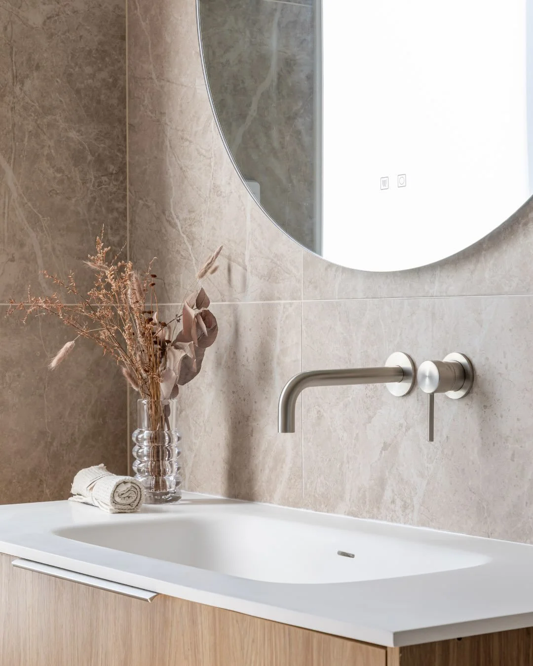 Project Profile: Makumaku Residence
The carefully curated tile selection from @tilewarehousenz enhances the warmth of Makumaku Residence, bringing texture, softness, and a timeless feel to the interior.

Yellowfox Designer: Tania Luo
Photography: @jo