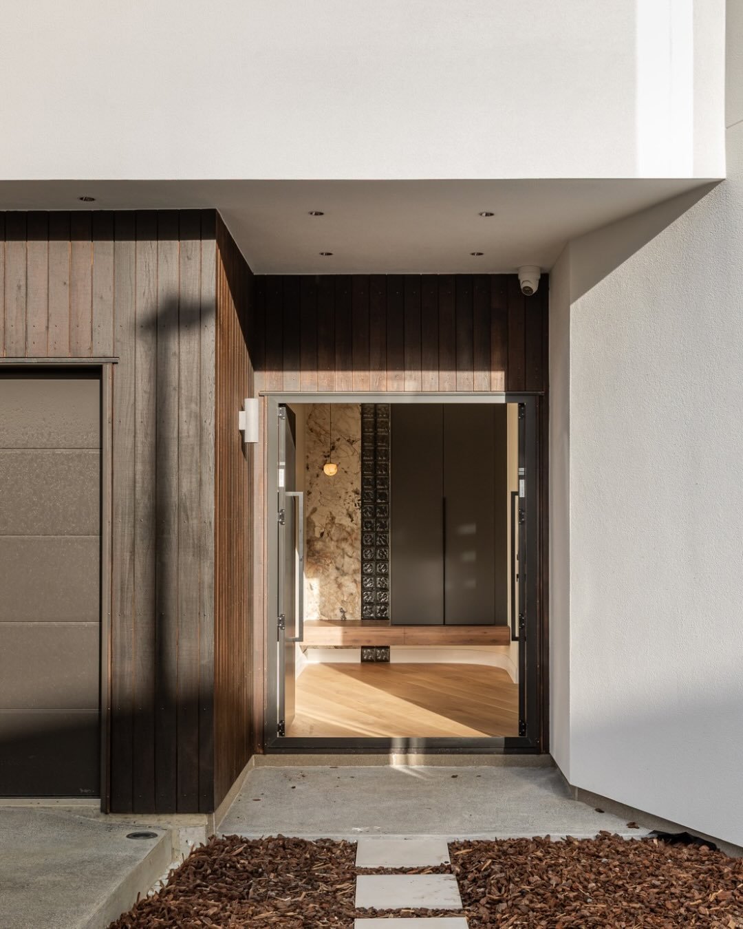 Project Profile: Makumaku Residence
Located in Long Bay, Makumaku Residence was designed for a young family seeking a home that feels contemporary, comfortable, and connected to its coastal setting.
Strong geometric architecture is balanced with warm