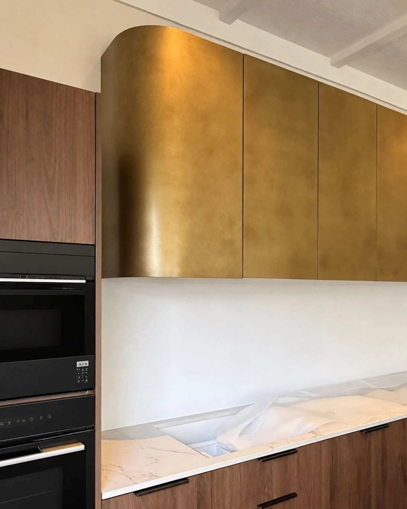 A peek onsite of Andrea&rsquo;s mid century vibes renovation in Mt Albert&hellip; loving the @elementalfinishes finish!!

Cabinetmaker: @stylehousedesignnz