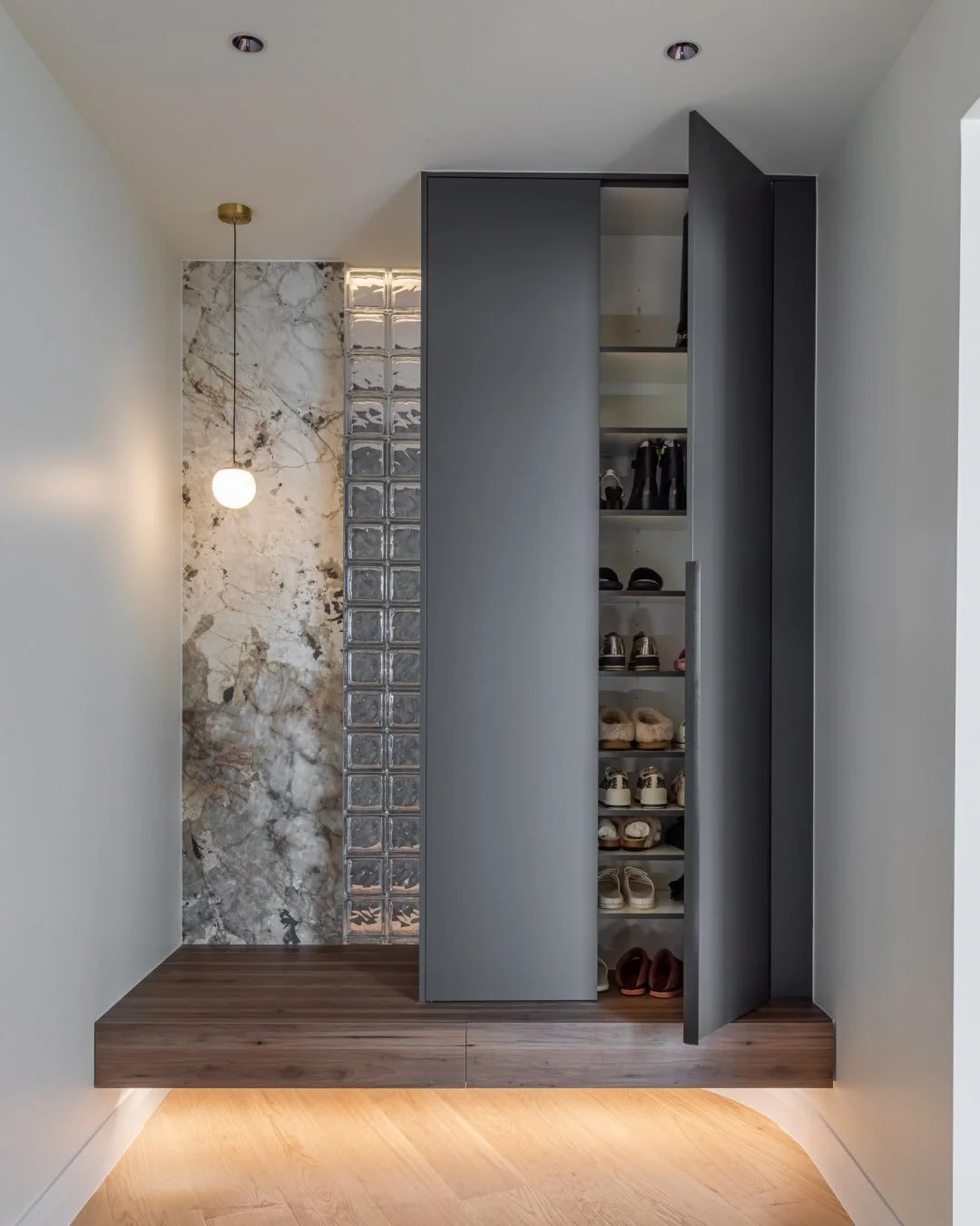 Project Profile: Makumaku Residence 
The dark @laminexnz acrylic panel cabinetry grounds each space, creating a strong architectural backdrop that allows the warmth of the timber and the character of the benchtops to shine. 
Within the master wardrob