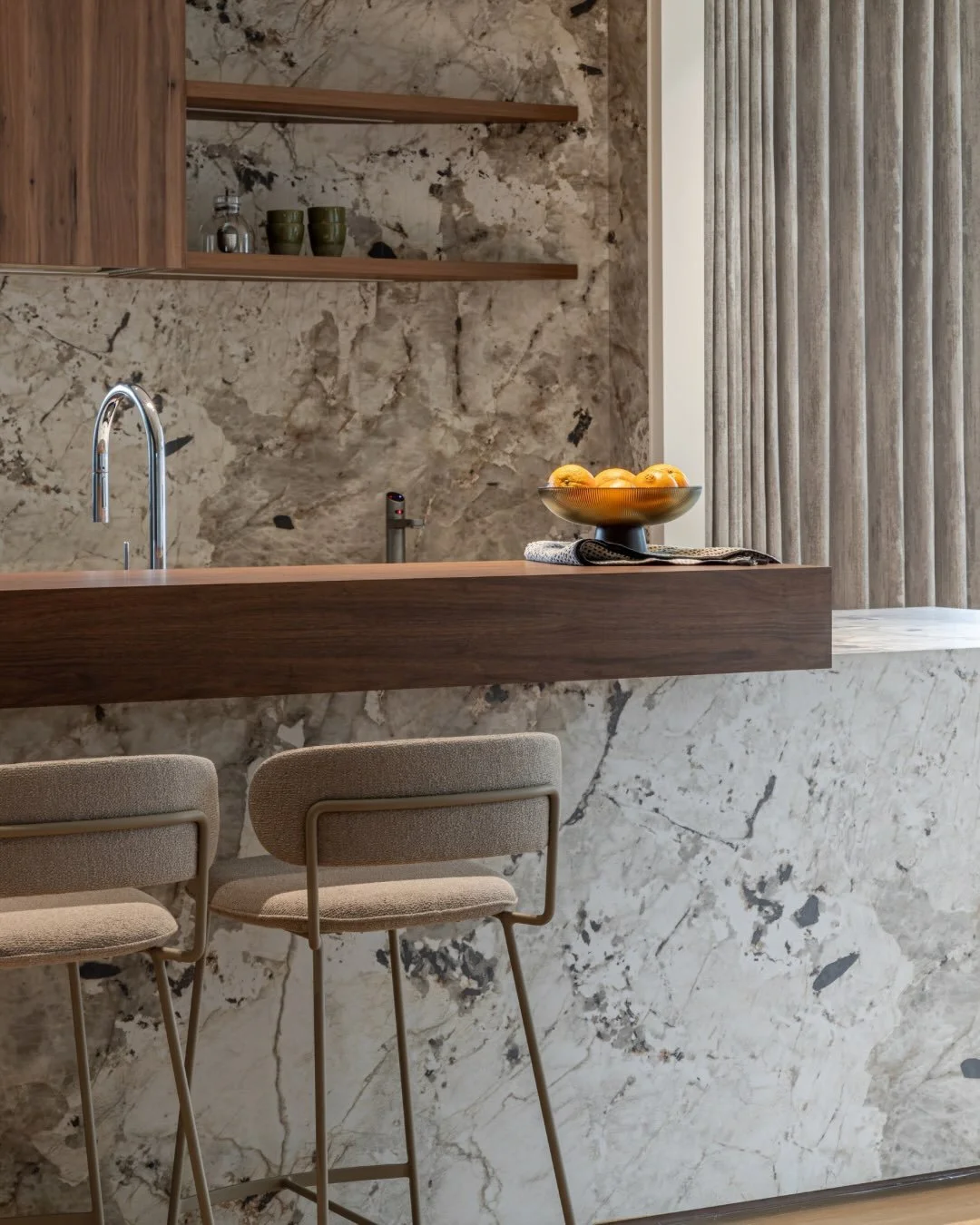 Project Profile: Makumaku Residence 
A surface that deserves a second look. 
Florim, Marble Tundra by @archant.ltd makes a statement from the moment you walk through the door, flowing effortlessly from the entryway through to the kitchen. Paired with