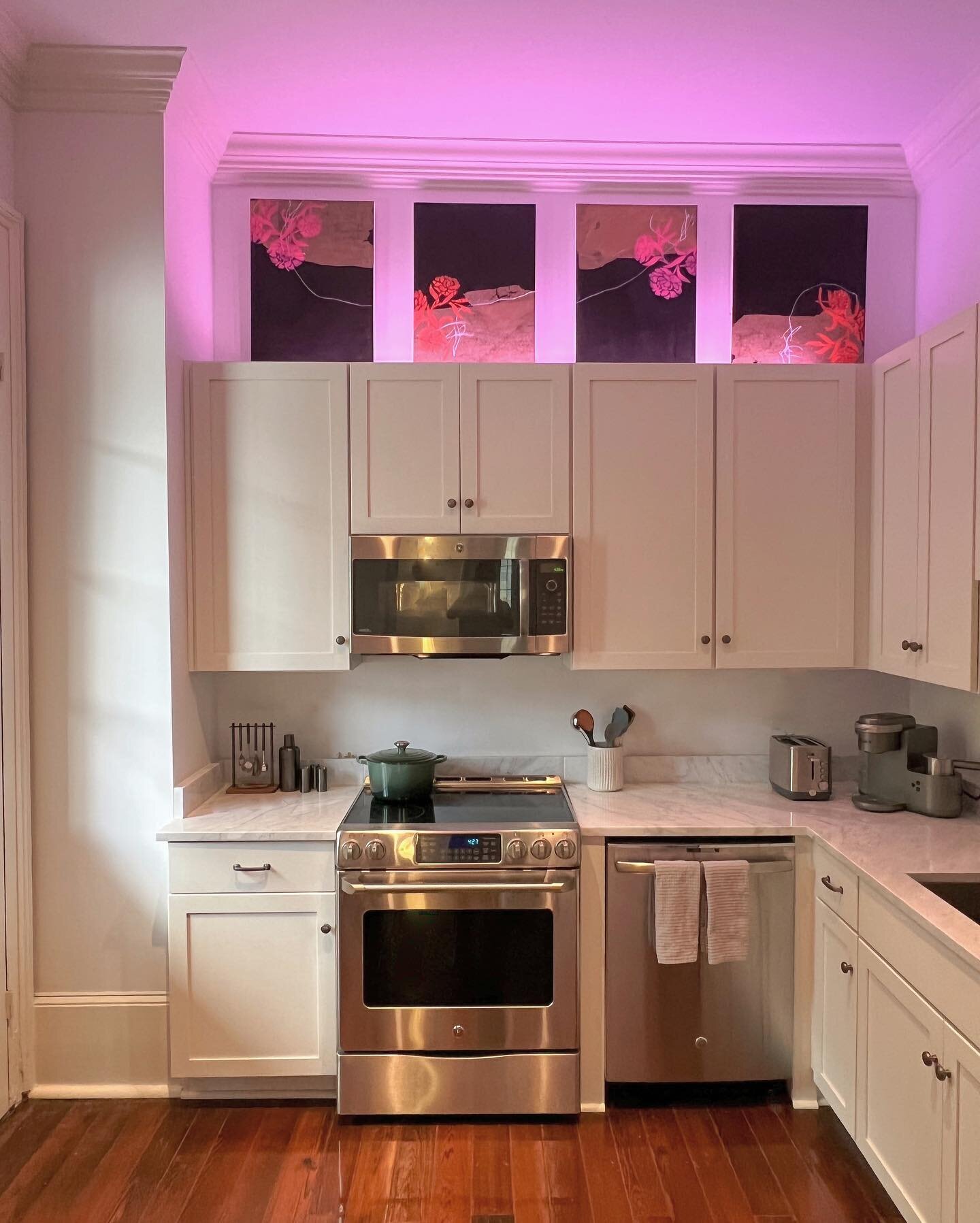 Cute little kitchen with a major artwork upgrade from @esomart_traceymose! Up-lights in hot pink adding some sass!!!