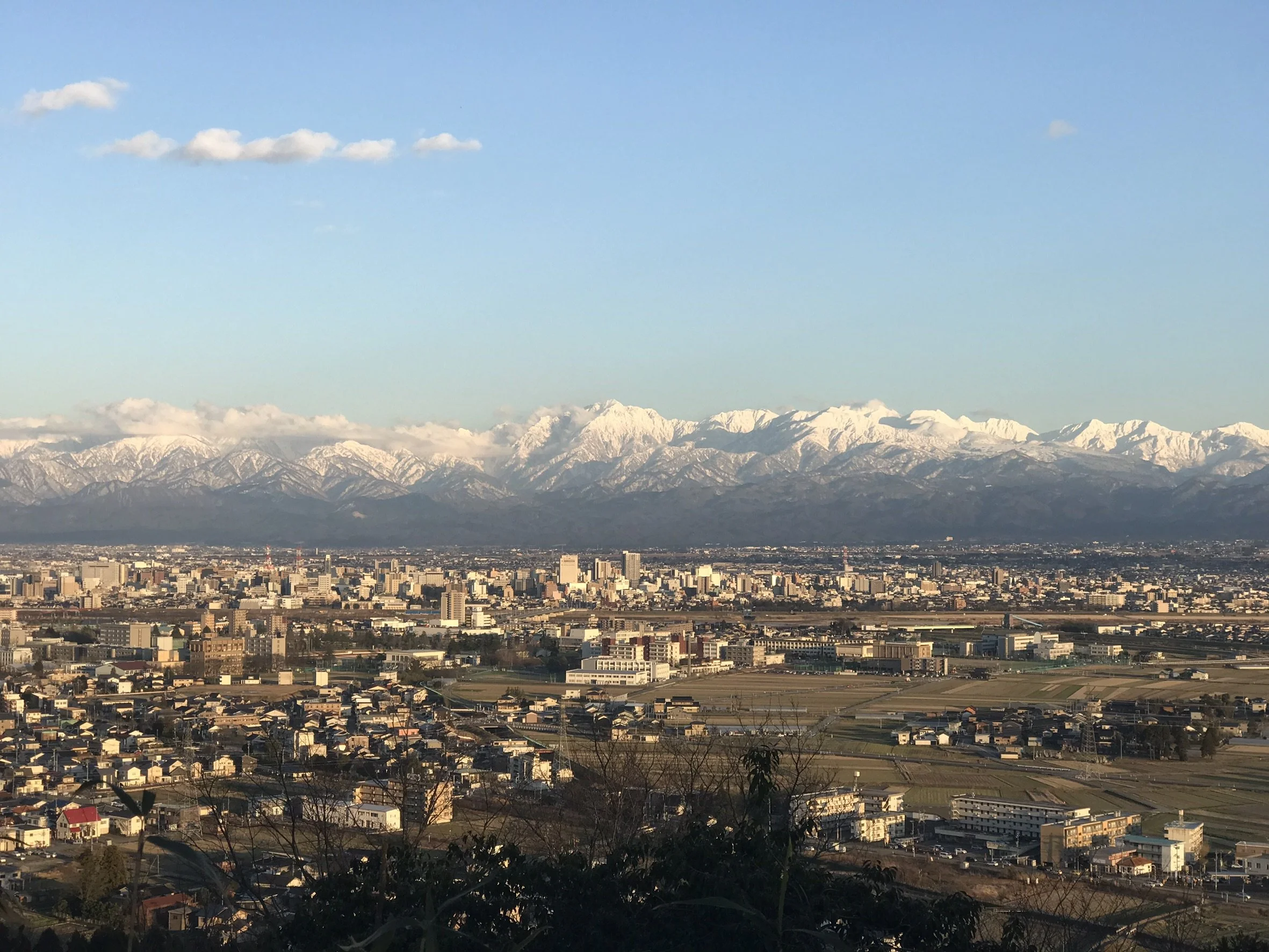 覆蓋白雪的立山連峰