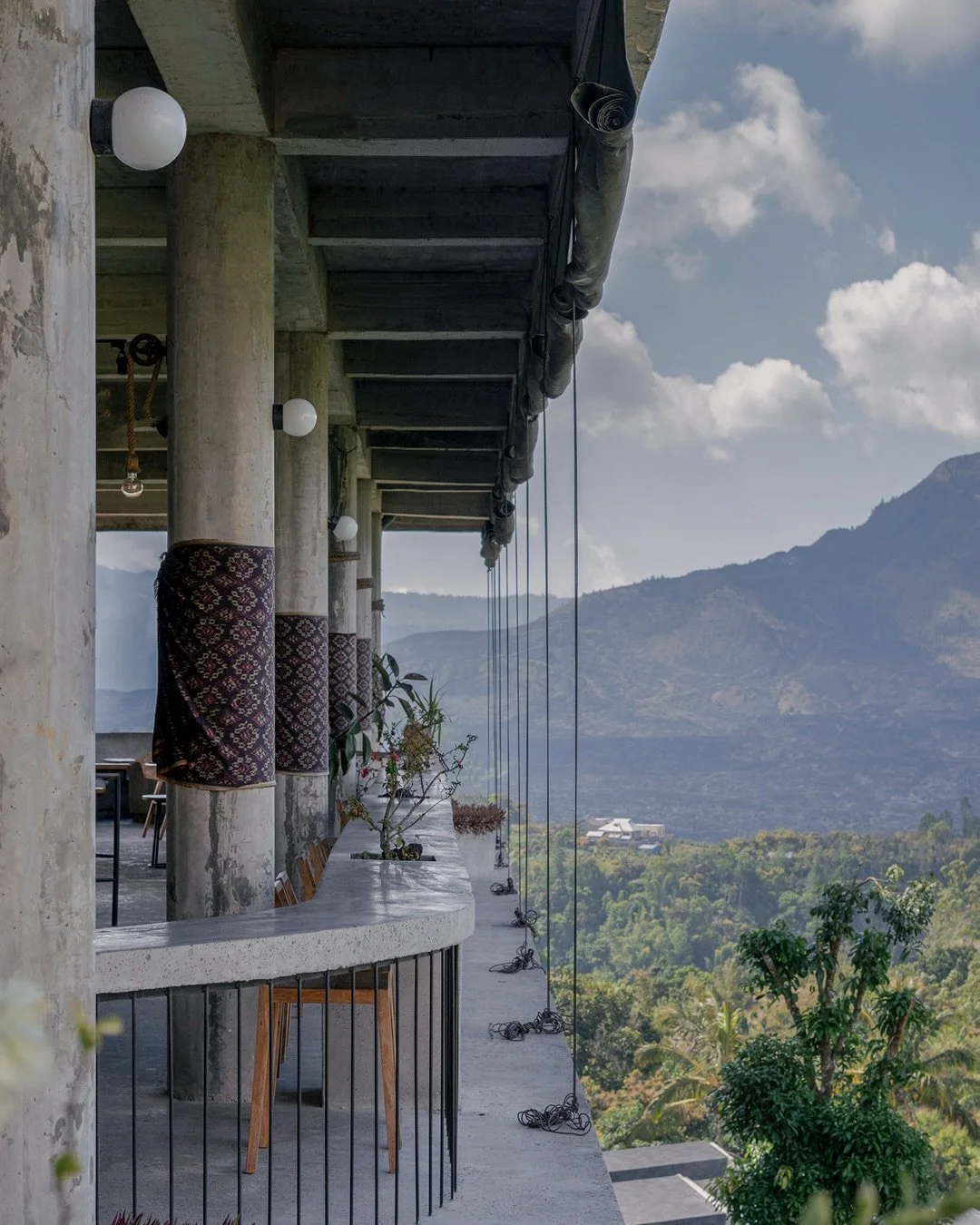 Rhythm defines the experience at Kaki Gunung
A sequence of columns guiding movement and light. @desa.o.c.u.l.u.s 

~ Structural repetition framing the landscape
~ Open circulation encouraging slow transitions
~ Architecture as a path, not a destinati