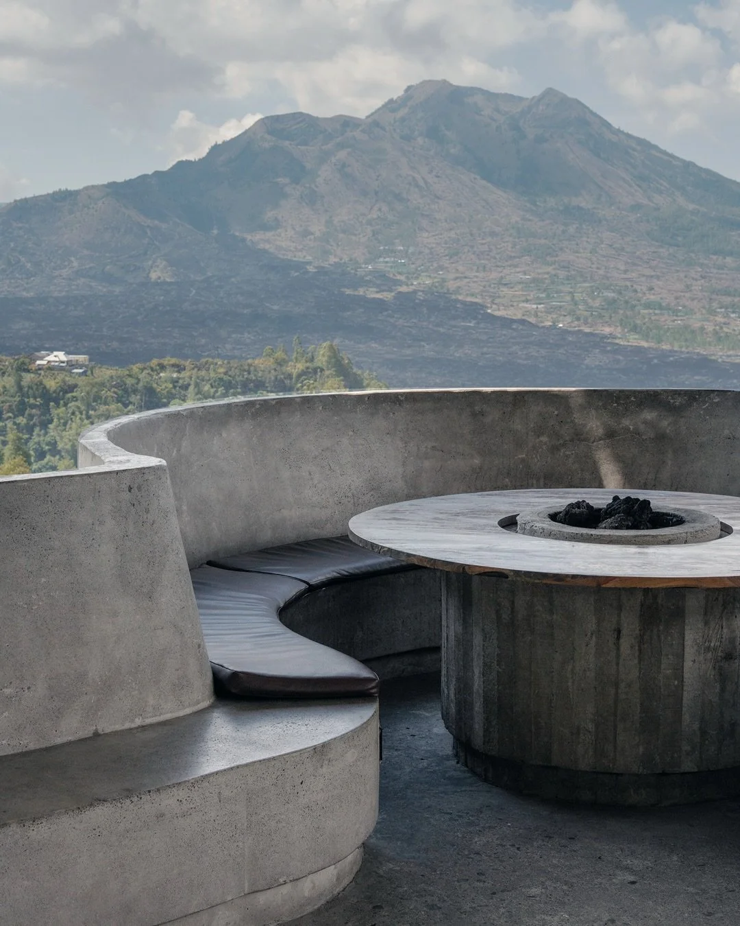 Kaki Gunung sits lightly within the landscape.
Curved architecture responding to mountain contours. @desa.o.c.u.l.u.s 

~ Seating drawn toward the horizon
~ Built forms echoing natural lines
~ Observation over dominance

Shot by @el_glanic