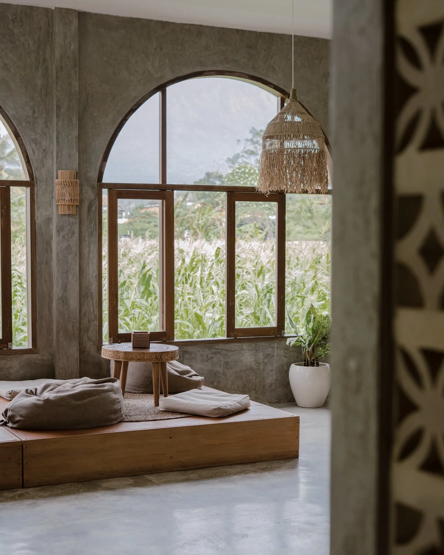 At @omkarmacafebali architecture invites stillness.
A quiet space framed by arches and landscape.
~ Low seating encouraging pause
~ Soft forms opening toward the fields
~ A room designed for quiet moments

Photography by @el_glanic