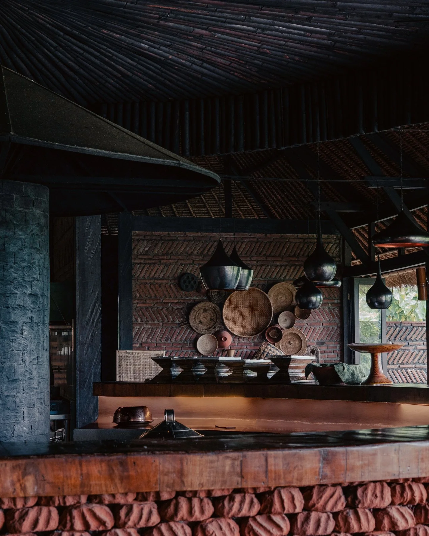 @baliaslirestaurant &acute;s interior unfolds through layers.
Structure, shadow, and ritual objects in quiet dialogue.
~ Brick patterns guiding the eye
~ Hanging forms softening the volume
~ A space shaped by use, not excess

Photography by @el_glani