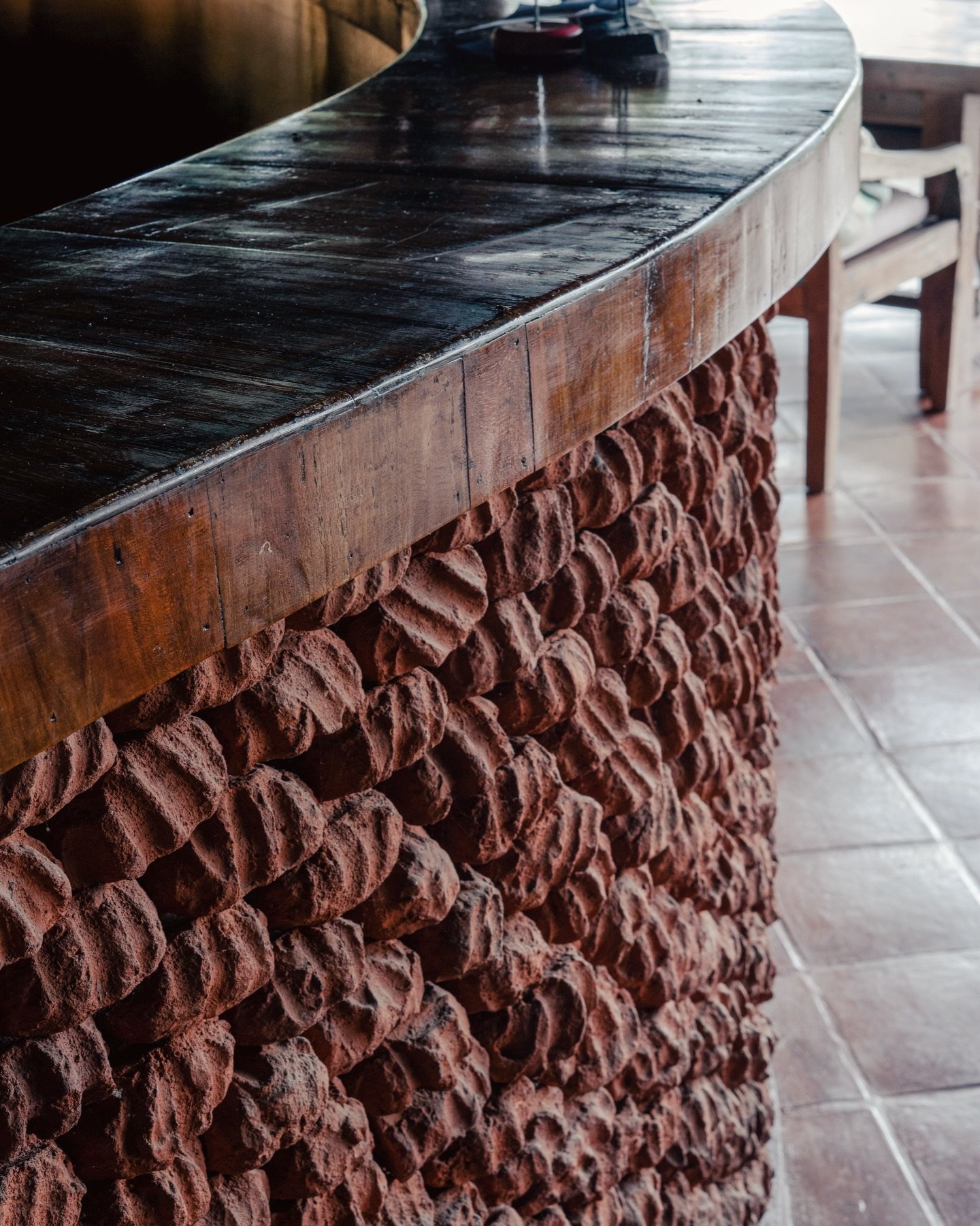 At @baliaslirestaurant , materials carry the narrative.
A bar shaped by hand and repetition.
~ Carved brickwork grounding the curve
~ Timber and stone meeting through touch
~ Craft as structure

Photography by @el_glanic