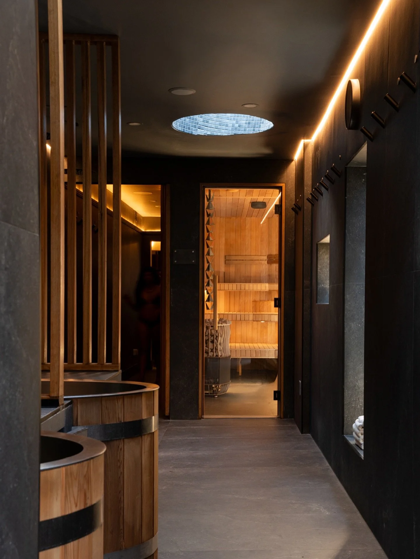 A study in contrast and transition. @aqua.ignis.blackheath 

~ Cold immersion sharpening the senses
~ Warm timber drawing the body back inward
~ Light marking the threshold between states

Photographing Aqua Ignis was about capturing these shifts - w