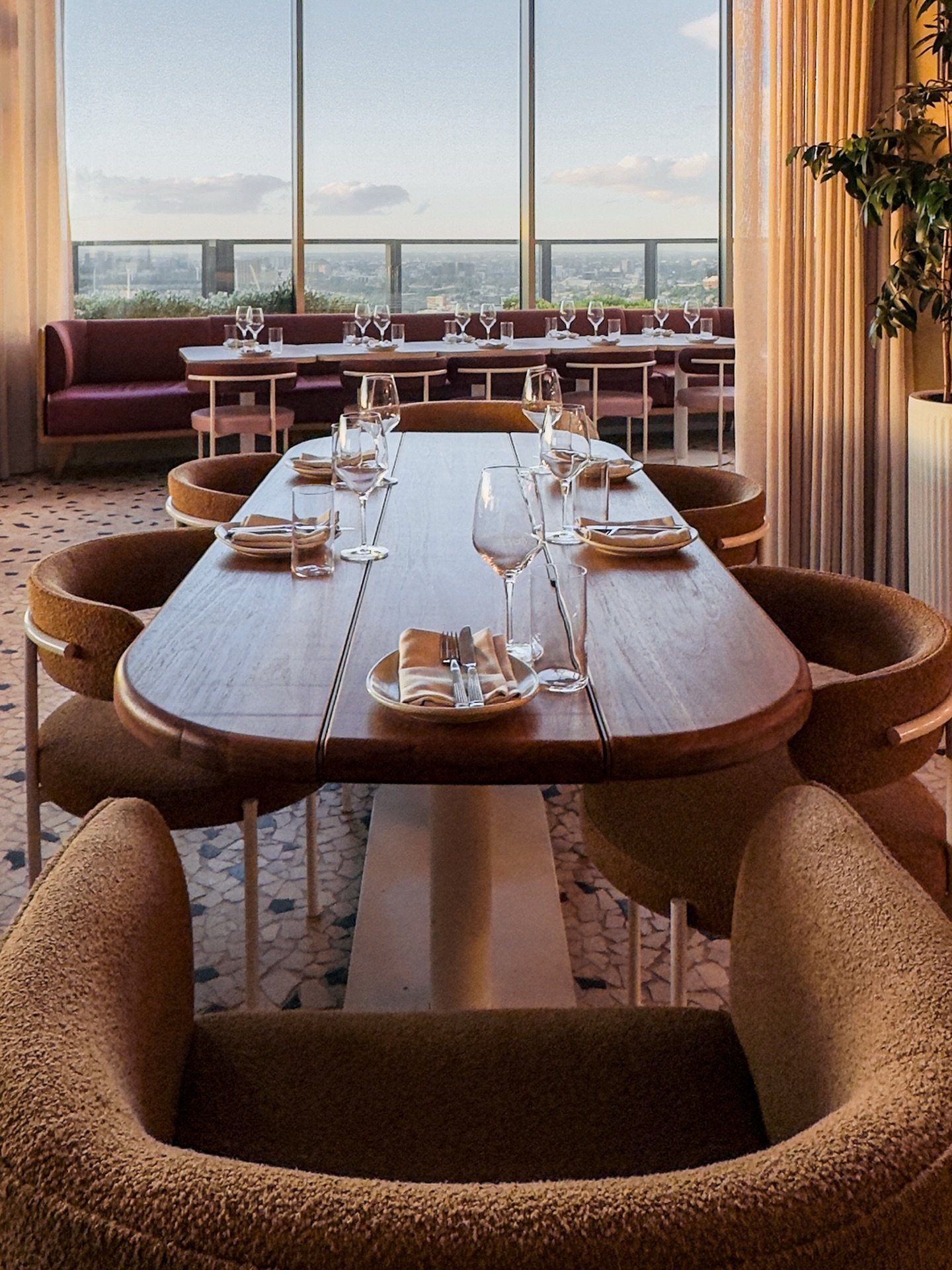 Lines, symmetry, and that endless city backdrop. @beverlyrooftop 
A balance of softness and structure, where every element falls into place.

Photography by @el_glanic