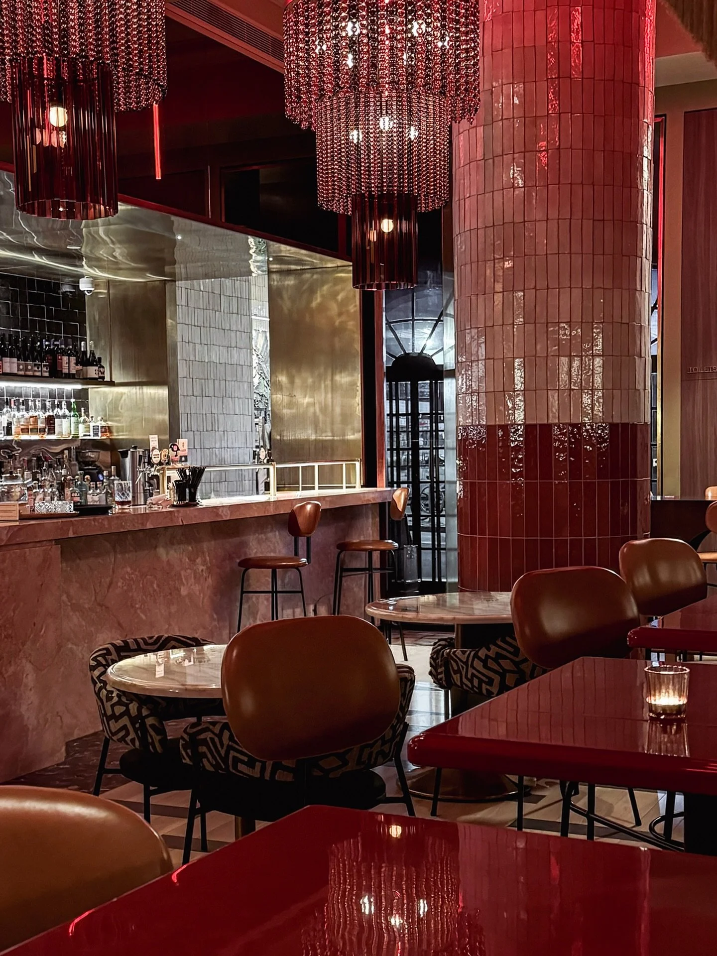 A room built on contrast and atmosphere. @_morris_sydney 

~ Deep reds and warm metallic finishes
~ Sculptural columns anchoring the space
~ Low light creating intimacy across the room

This frame was about holding the mood - capturing a space that f