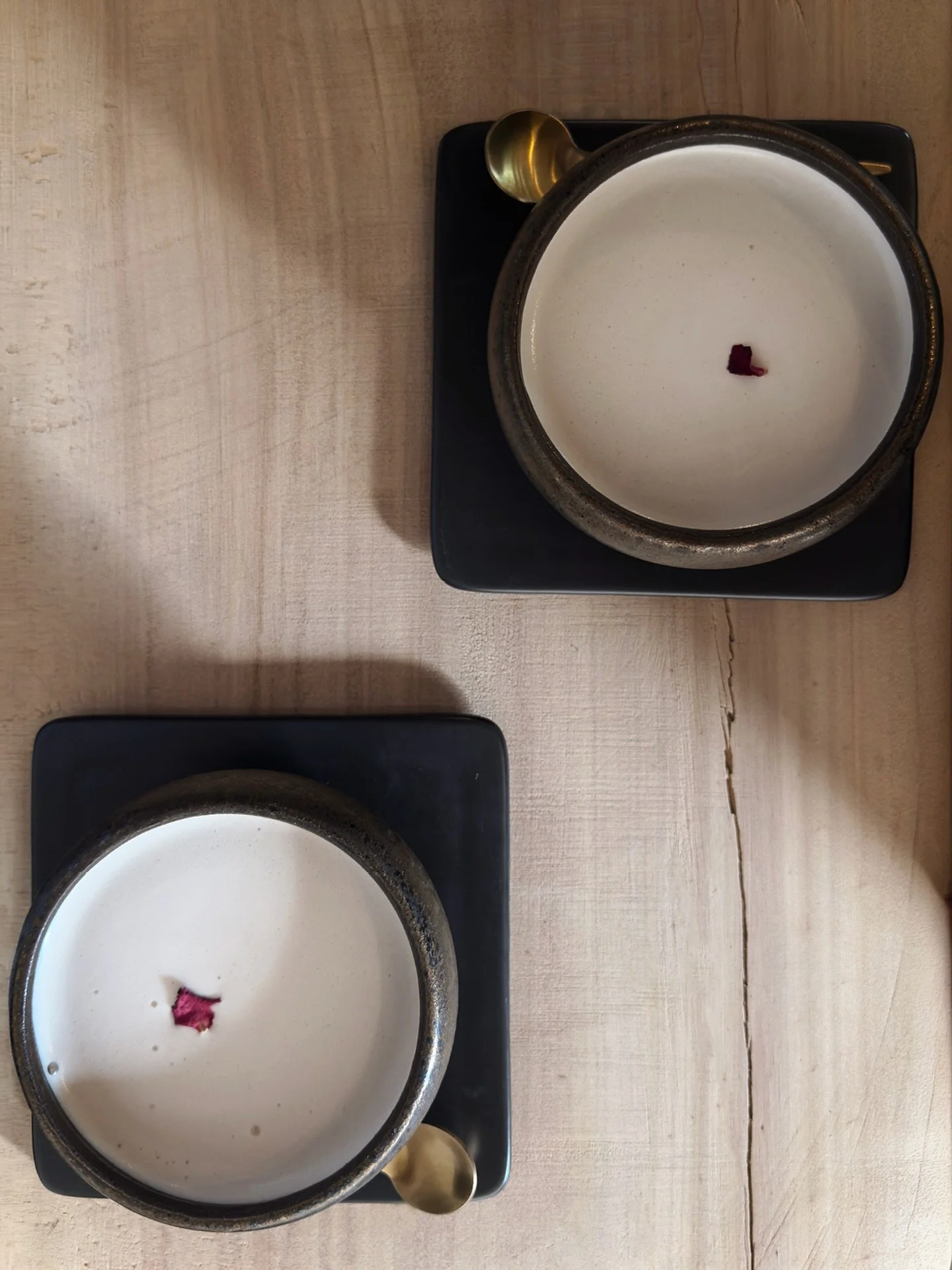 A moment of ritual, reduced to form @lovealkemy 

~ Circular composition creating balance 
~ Soft tones holding the palette together 
~ Negative space allowing the objects to breathe 

Photographed to keep the scene calm and intentional, where simpli