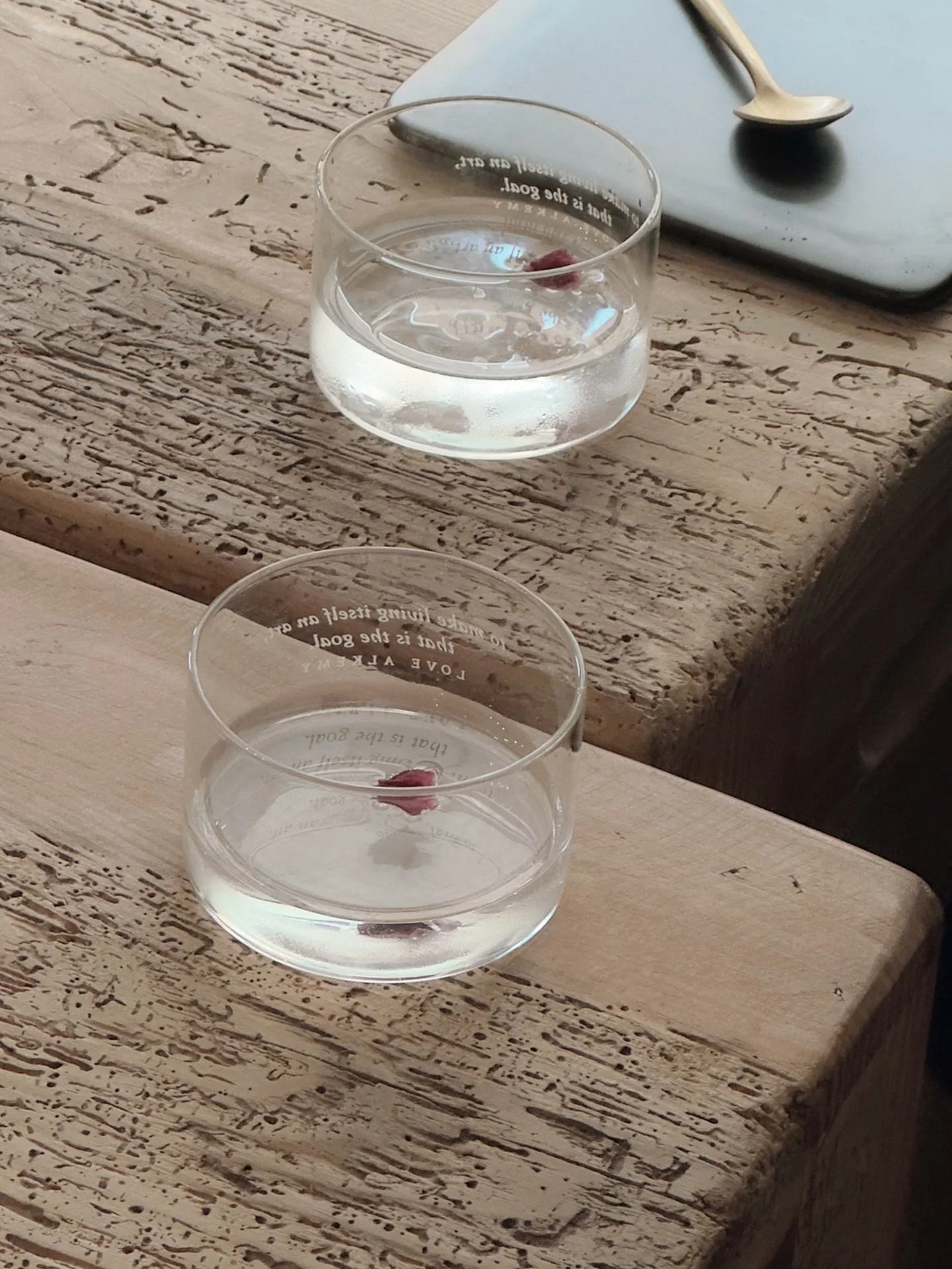 The in-between moments @lovealkemy 

~ Glass, light, texture 
~ Imperfection in the surface 
~ Stillness in the composition 

Captured in the observation, not direction 
Shot by @el_glanic