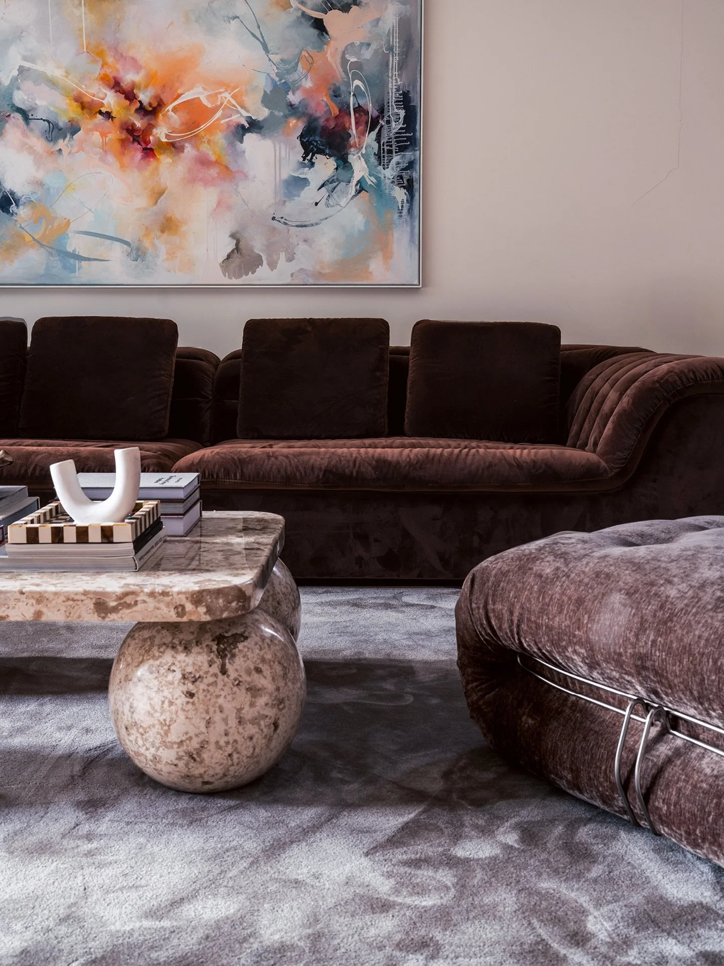 Softness against weight.
Velvet, stone and light all speaking the same language.

Detail shot of Tina Cha&rsquo;s home, interior designer
Photography by @el_glanic