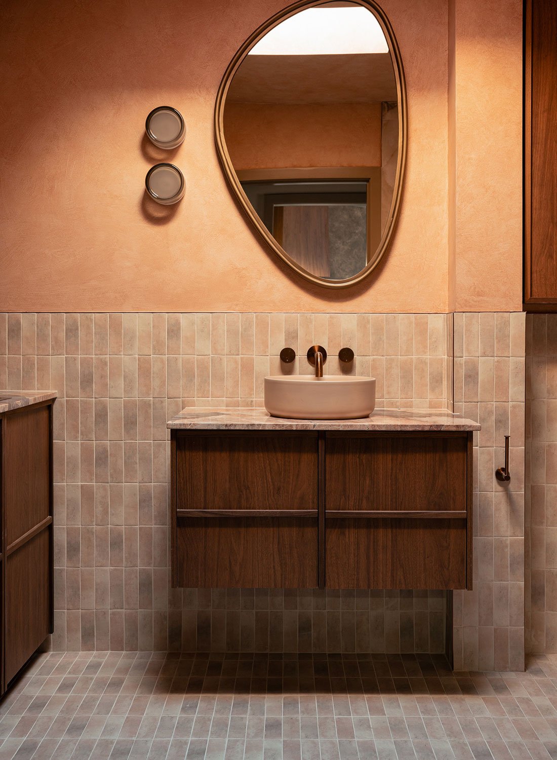 Photography of an interior 70s style in Merimbula, view of the bathroom