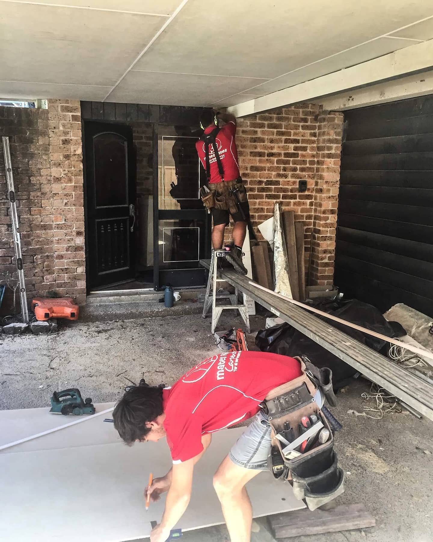 The team lining the carport at our external renovation in Corlette 😎#matesratescarpentry #matesrates #carpentry #externalrenovation #houserenovation #corlette