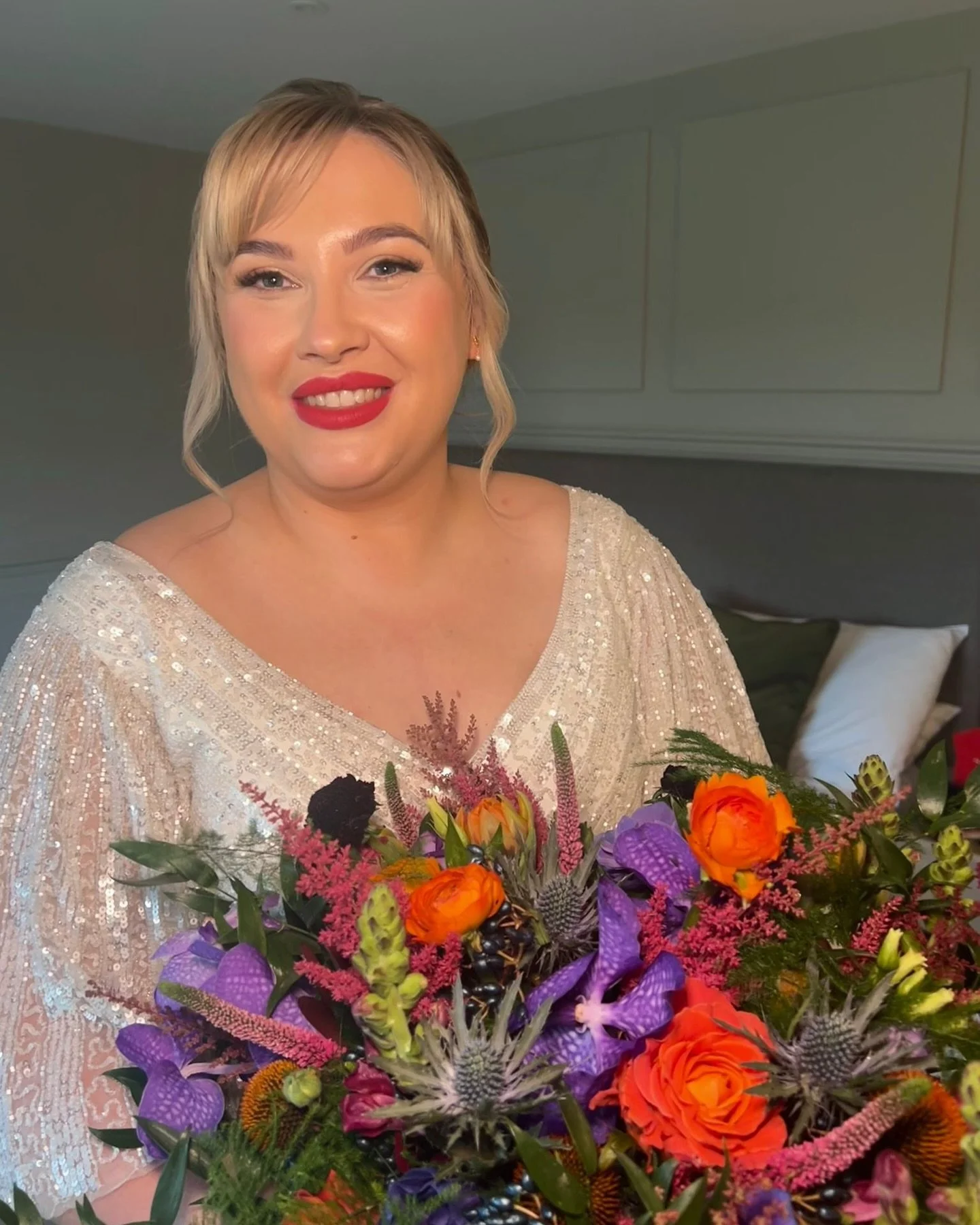 Sarah ❤️

Our final wedding of 2024 and wow was it a stunner! Sarah chose a bold red lip, it suited her perfectly and complimented that stunning bouquet

What a perfect way to end the year with this intimate bridal party and a fabulous bunch of suppl