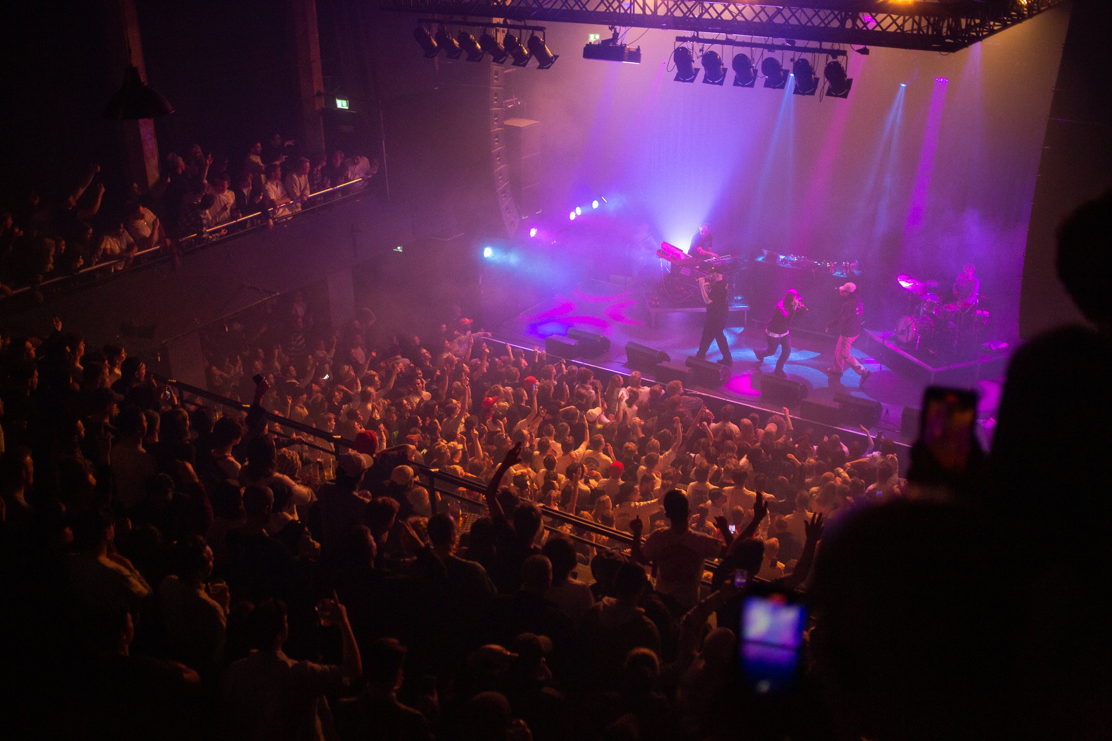  Tøyen Holding with friends, Rockefeller 