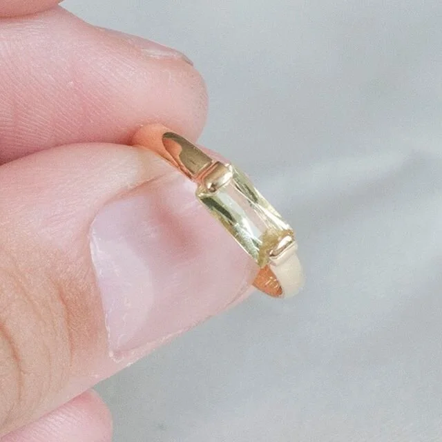 Wedding ring ready for M. her big day ❤️ #BarelliManon #handmadejewellery #jewelry #jewellery #goldsmith #weddingring #engagementring #beryl #gold #belgiandesign #ikkoopbelgisch