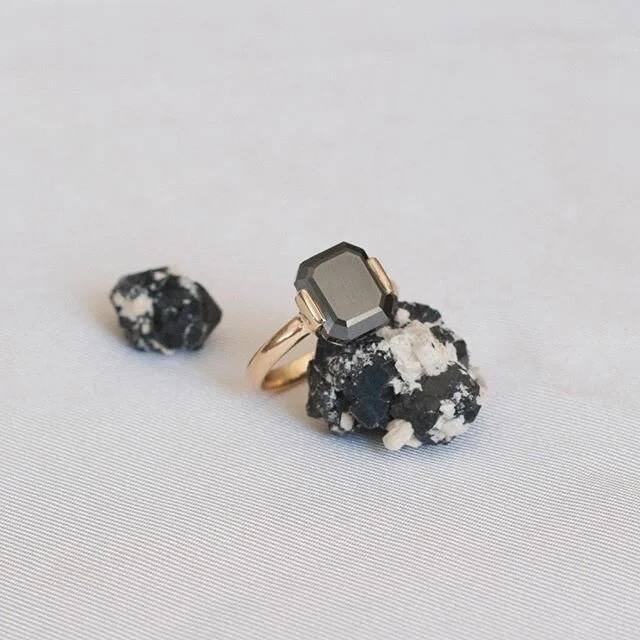 Black diamond in 18k gold 🖤 
#BarelliManon #handmadejewellery #jewelry #jewellery #goldsmith #belgiandesign #18k #blackdiamond #gold #madeinantwerp #ikkoopbelgisch