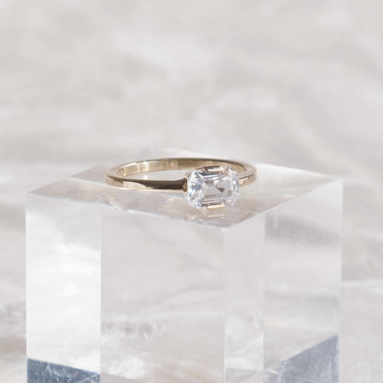 white sapphire 18k gold  1.jpg