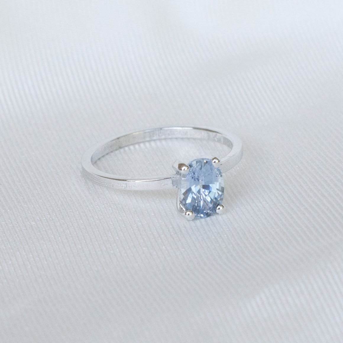 18K WG Blue sapphire oval_1.jpg