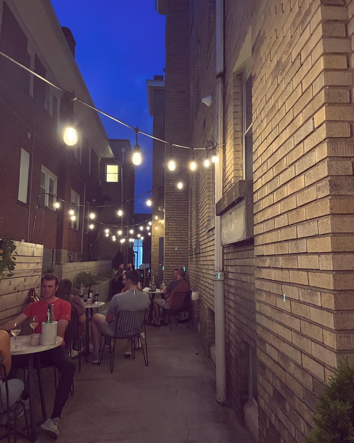 Stuff tastes better outside. Alley will be open today, happy hour drinks 3-6, food 3-10. 🌞🕶️🦮