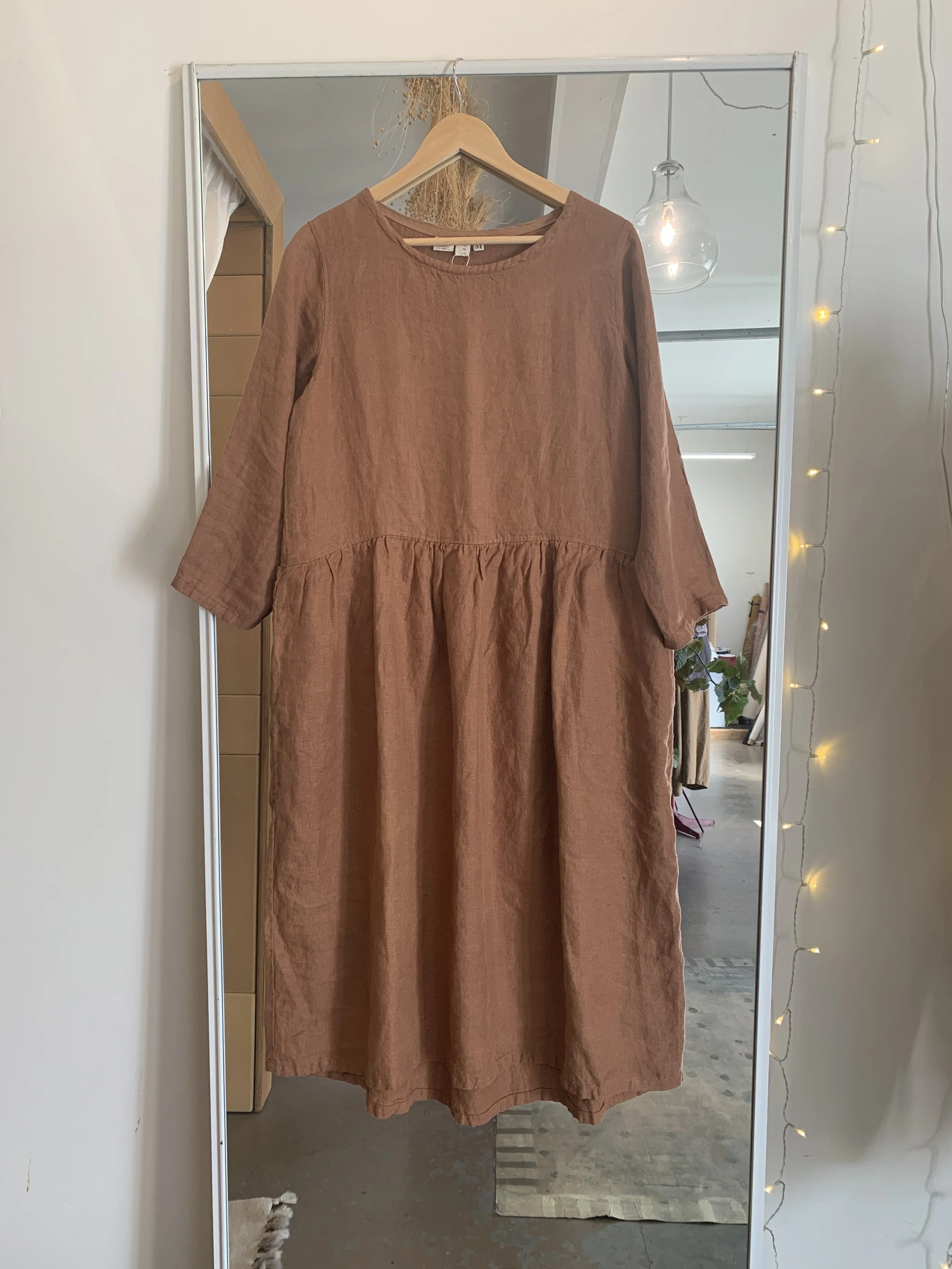 TESSA MIDI with full sleeve + pockets in Whiskey linen twill - size M / RTW