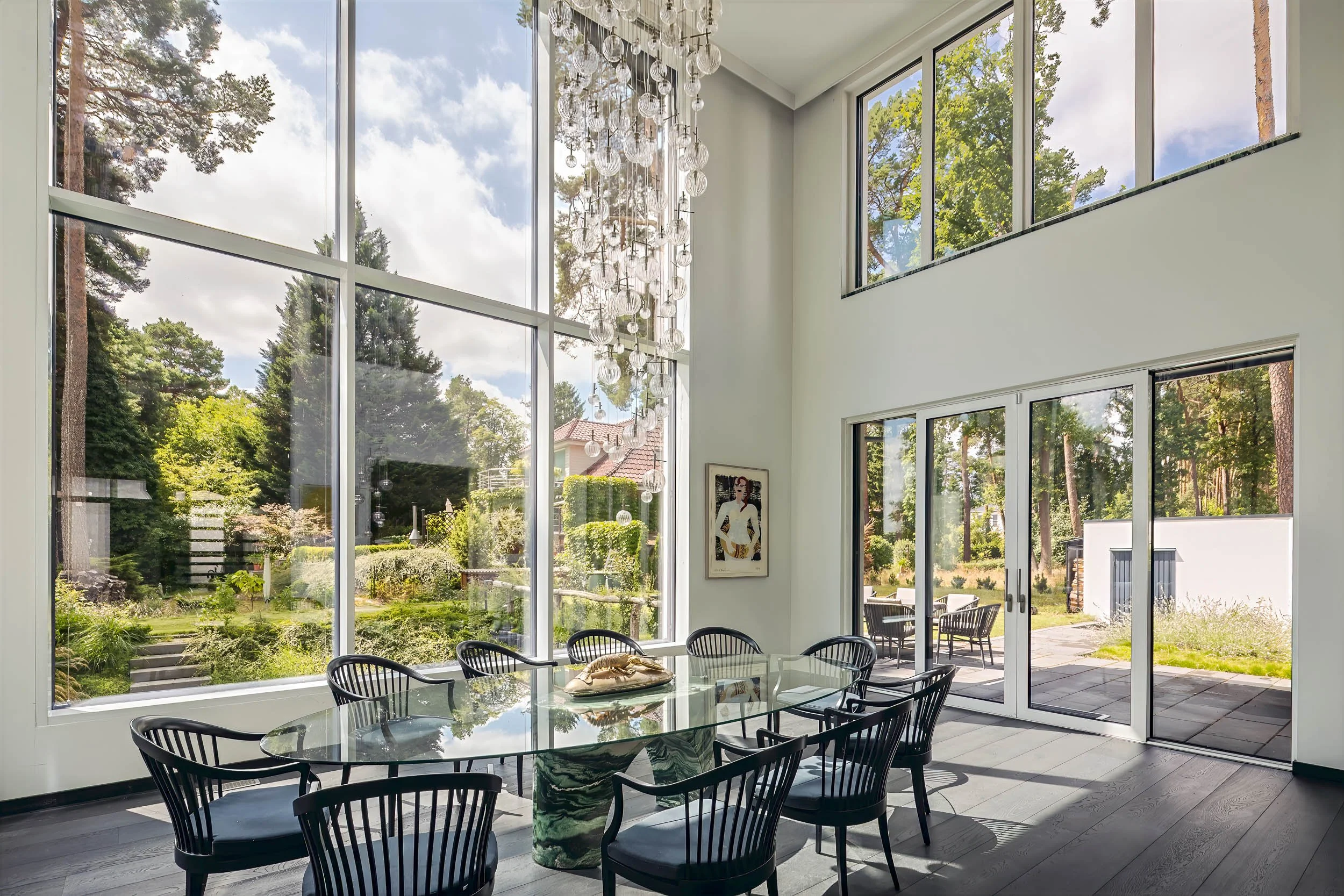 Heller Essbereich mit raumhohen Fenstern und Blick in den Garten.