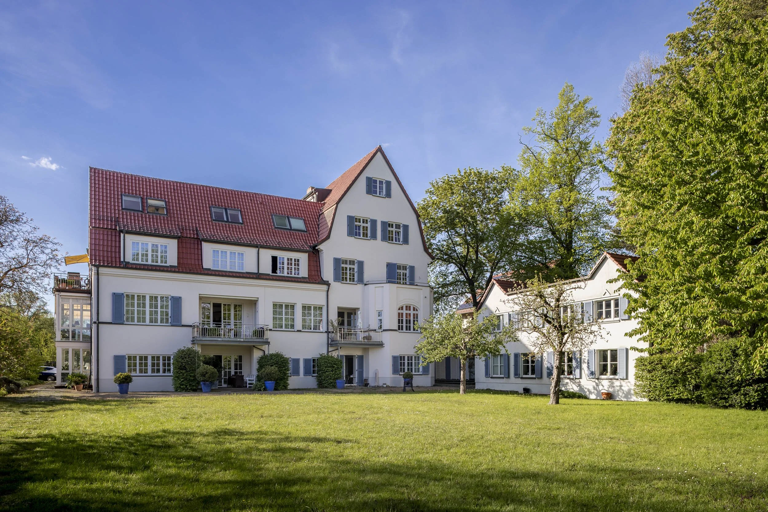 Villa mit Garten und altem Baumbestand.