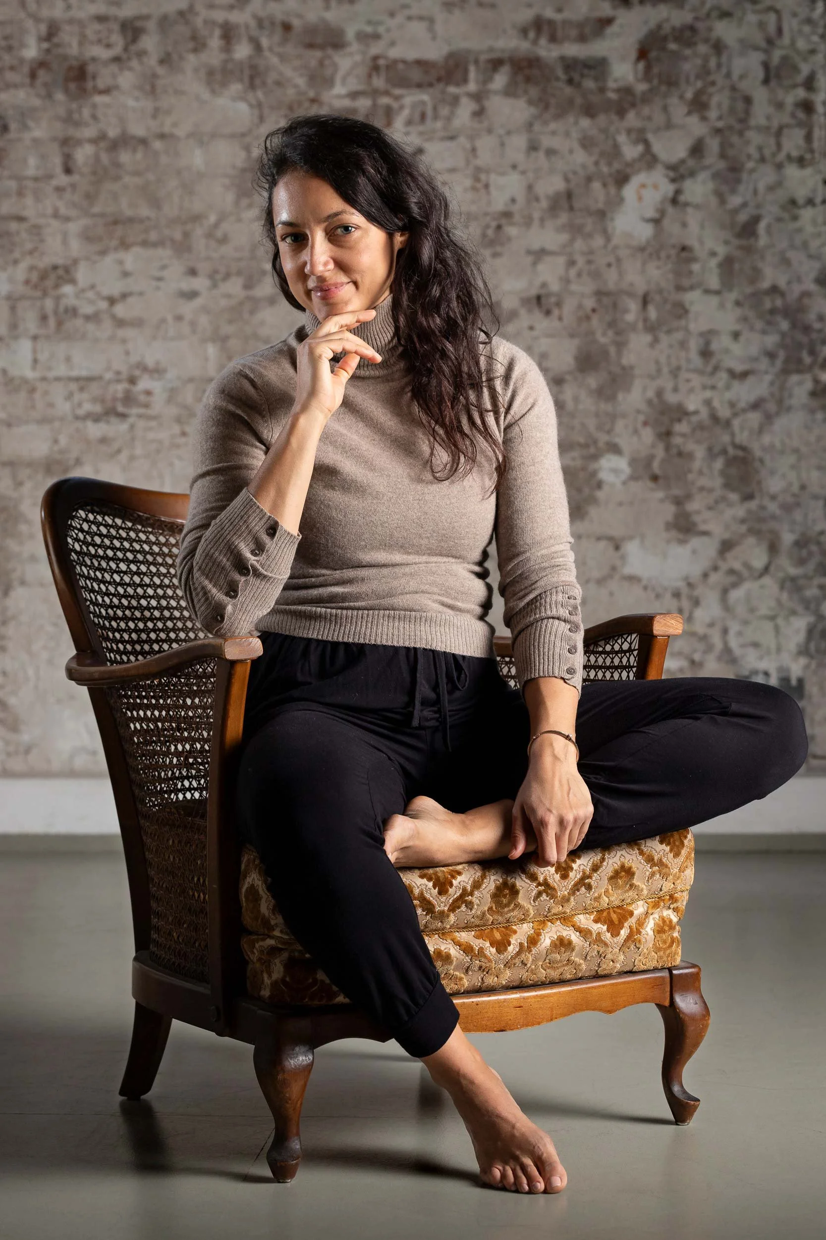 yoga-photography-berlin-teacher-portrait-studio.jpg