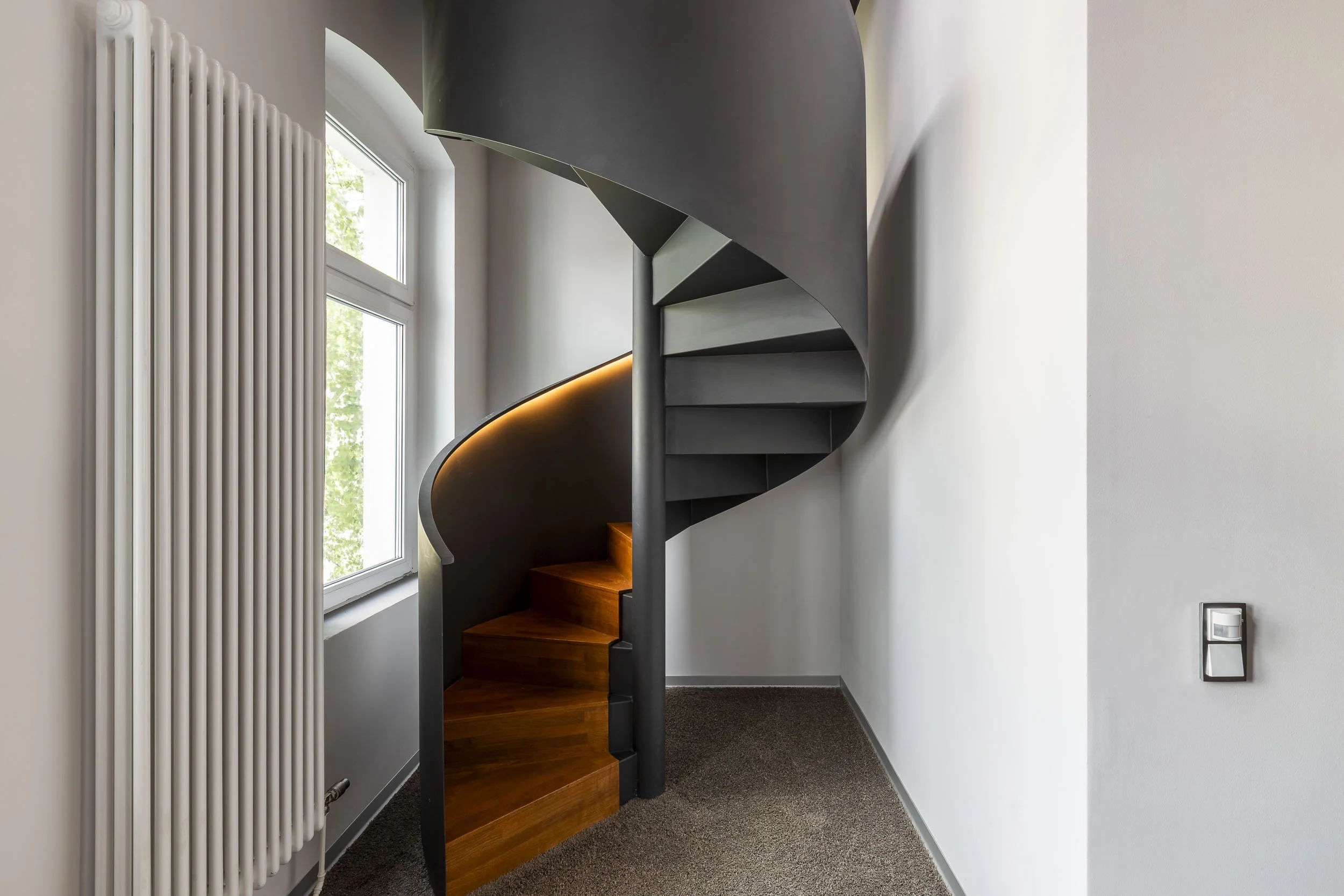 Skulpturale Wendeltreppe aus Metall und Holz.