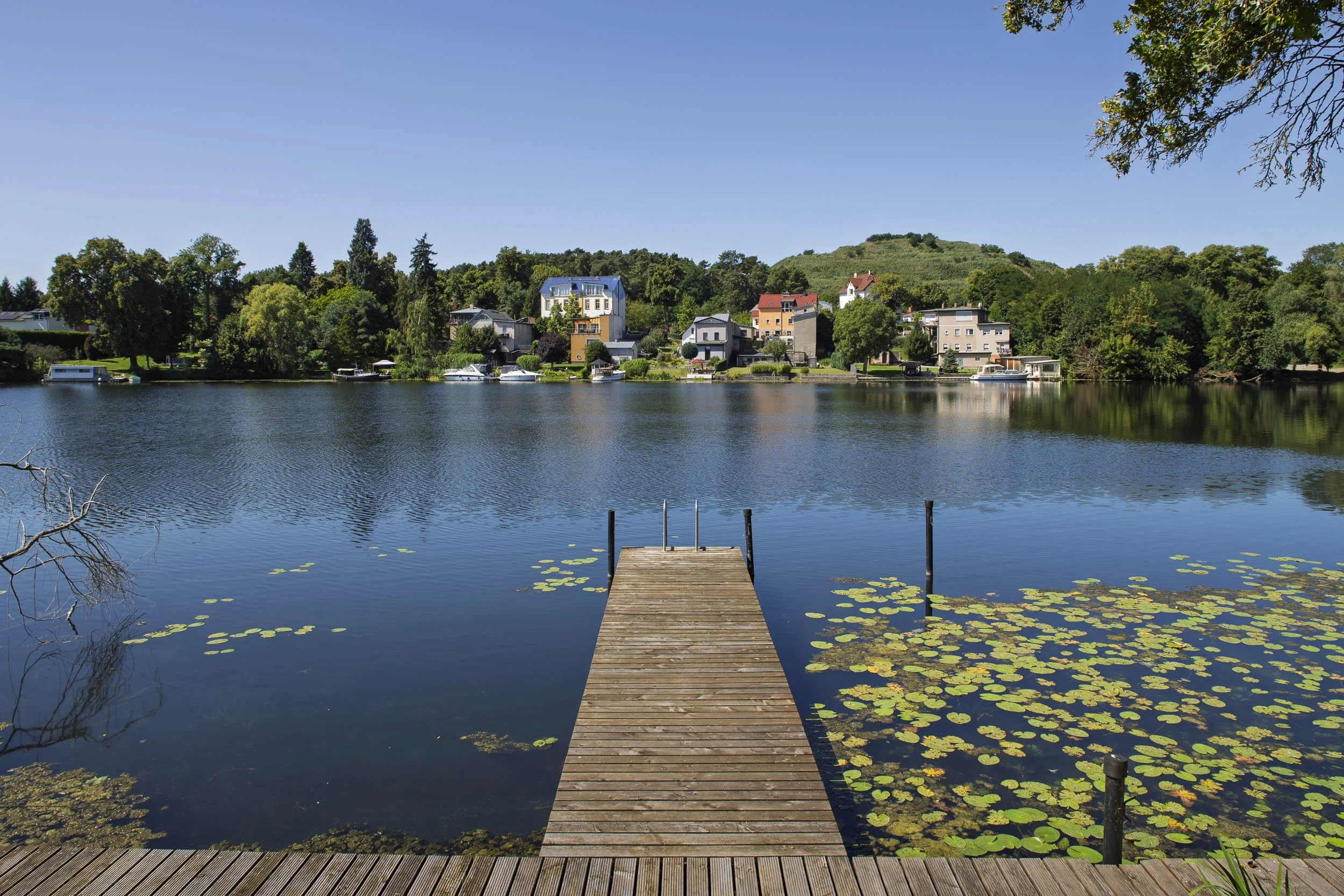 Privater Steg mit weitem Blick über den See.