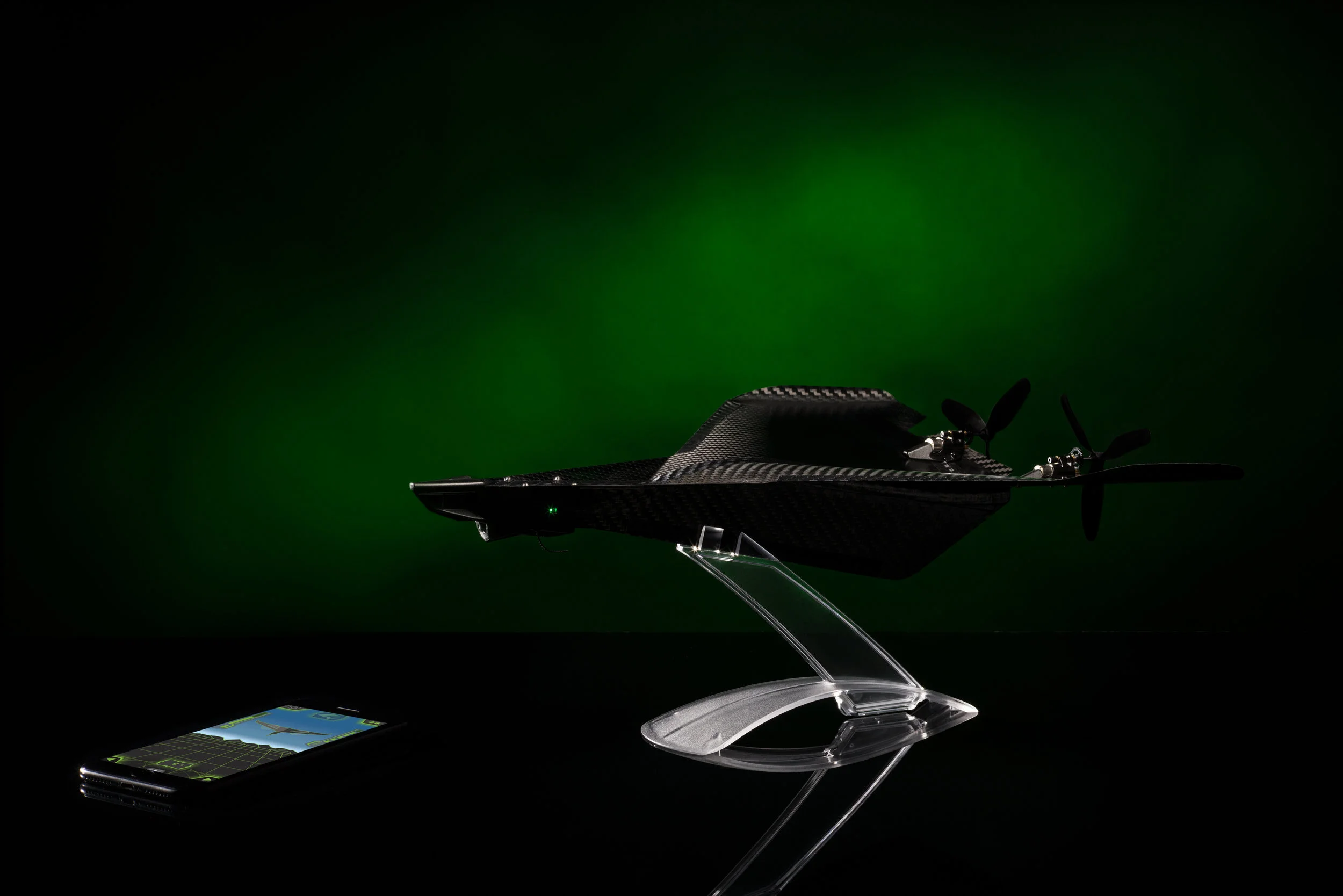 016_Carbon-Flyer-Green_With_Phone_DSC0273.jpg