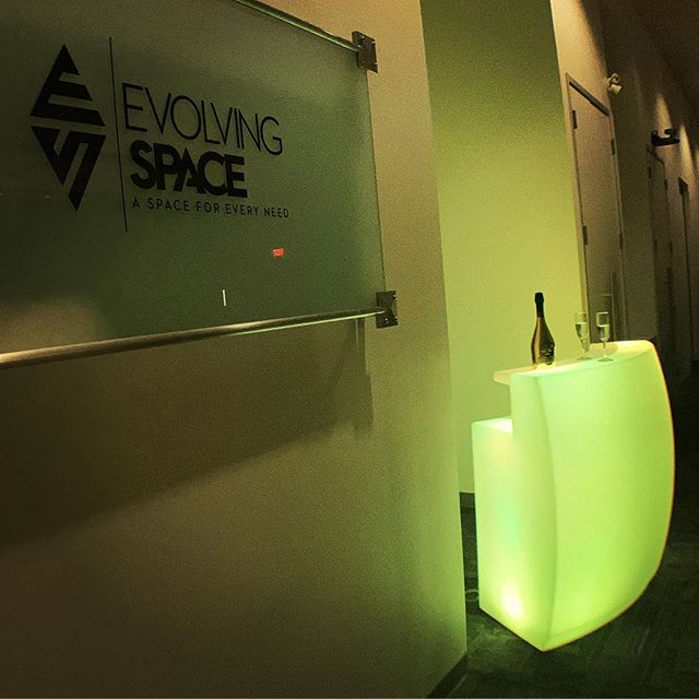 That bar glow 😍👌👌 #torontoeventvenues #torontoeventspaces #scarboroughevents #privateparties #lightupbar #glowing #multicoloured