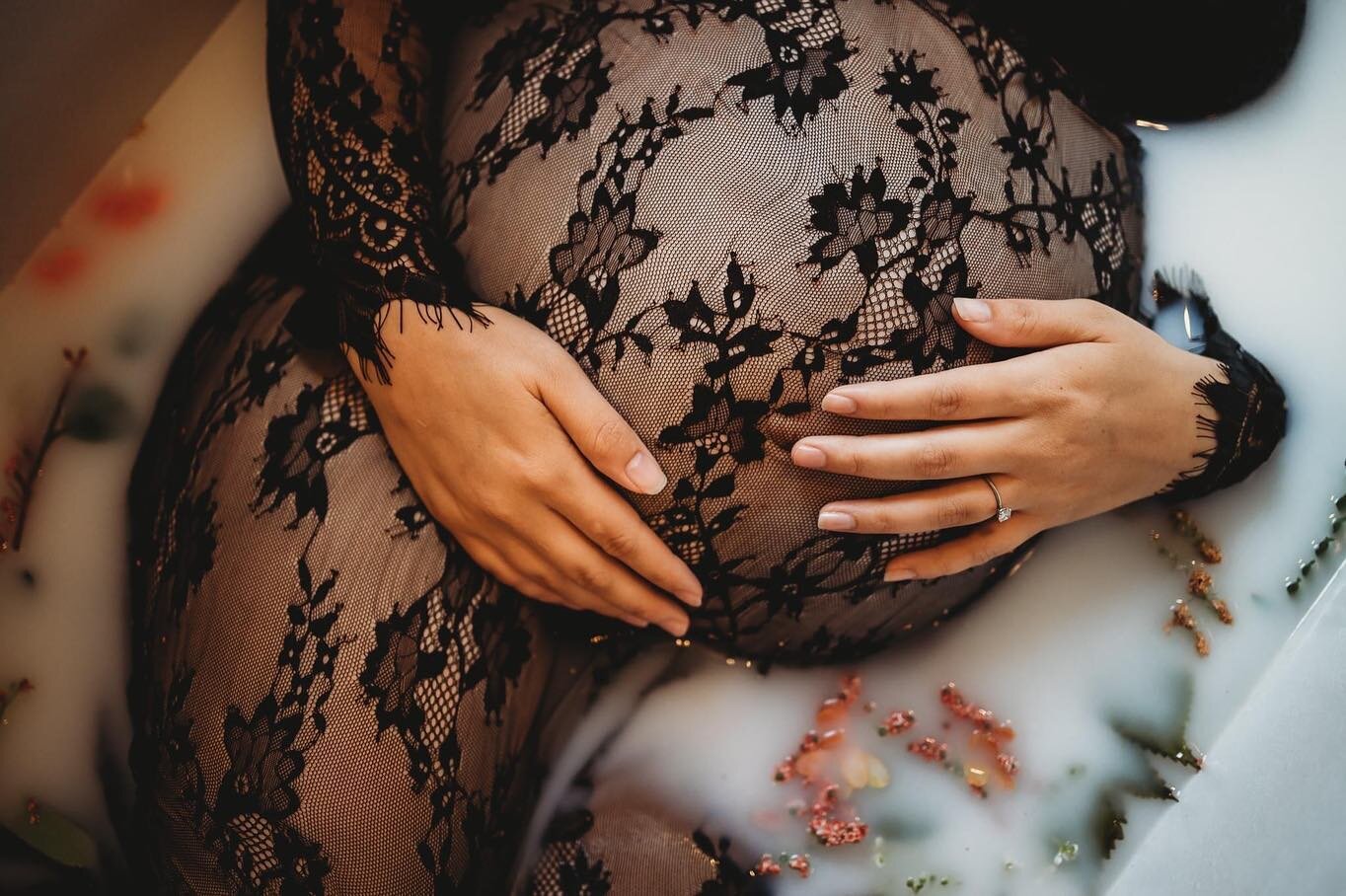 ✨Crawford Studio✨

Expecting a baby is not to be undocumented. 

📷 @hollydboudoir @hollydphotog