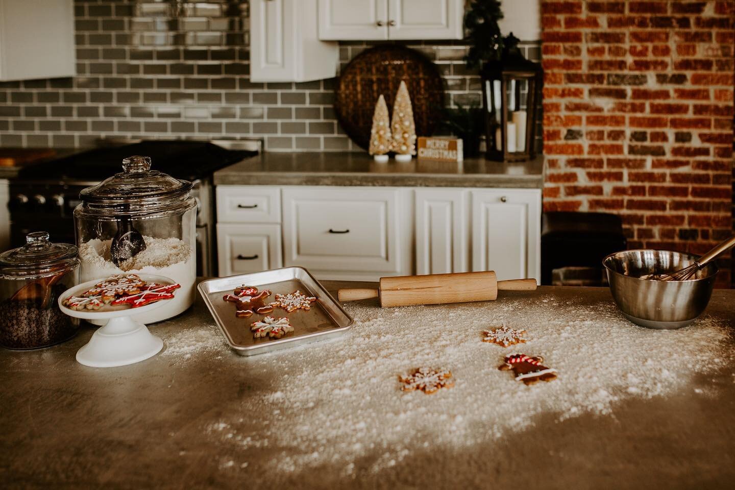 🎄✨Reid Studio + Holiday 2020✨🎄

🍪Are all props included? 
✨YES! 
We take great pride in providing all we can to make your sessions go smoothly! 
🍪Want to bring personal or additional items? 
✨No problem! 

🍪Our kitchen countertops are over 20 fe