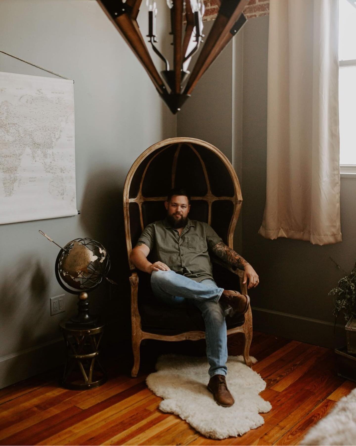 ✨Alloura Studio✨

🚨Hot dad alert 🚨 

Bearded and tattooed. I might have side tracked my maternity shoot to request some solo of the man behind Lion &amp; Ram. 

📷 @sarahgraybealphoto