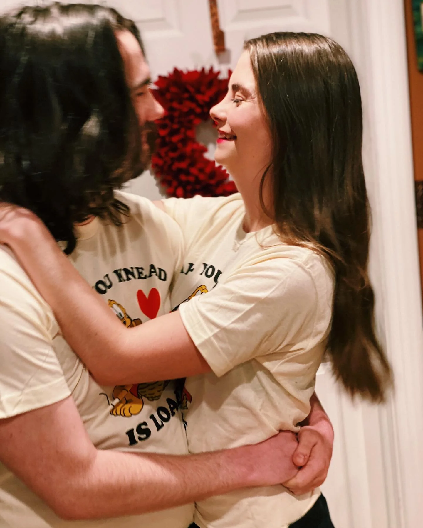 our shirts say all you knead is loaf. happy valentine&rsquo;s day my love. i loaf you a lot 🥖❤️
&bull;
&bull;
&bull;
&bull;
&bull;
📸: John Smith
#valentinesday #couple #allyouneedislove #matchingshirts #hearts #4years