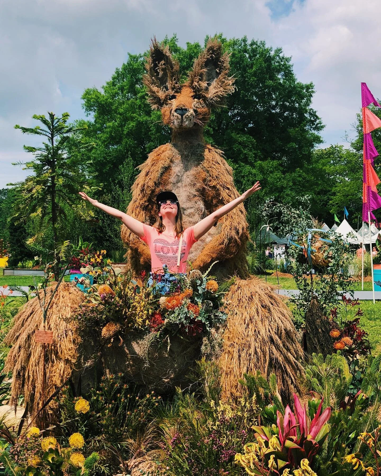 hop like a kangaroo sting like a bee is how the saying goes i believe 🦘🐝🌷
&bull;
&bull;
&bull;
&bull;
&bull;
📸: @sallyhuxley 
#thephiladelphiaflowershow #kangaroo #honey #honeybee #flowers #grass #floatlikeabutterflystinglikeabee #philly #philade