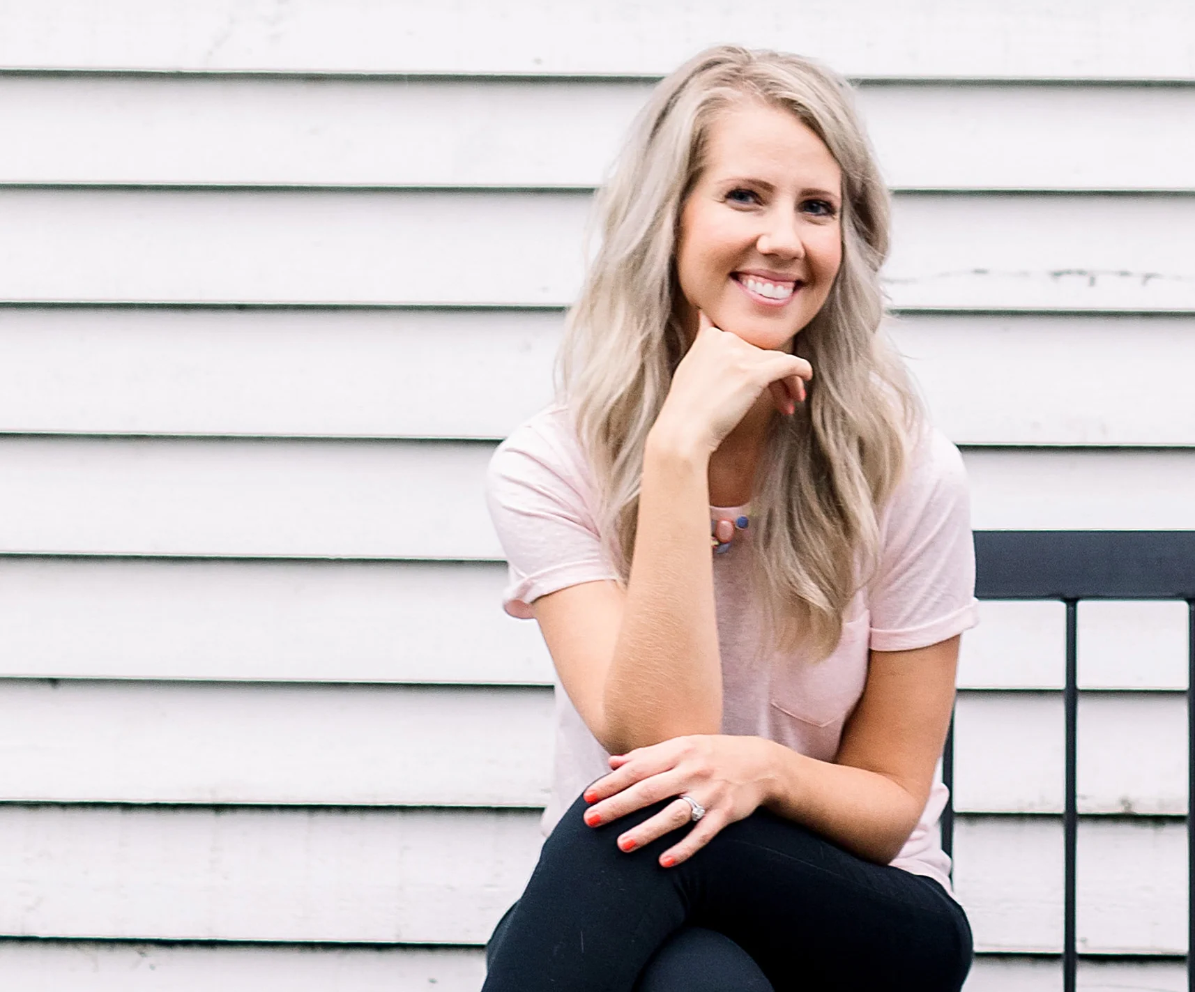 I’M EM. If you’re ready to kick your business up a notch, I’m your girl! I’m a graphic designer, marketing strategist and here to help you find your voice and share it with the world. LEARN MORE