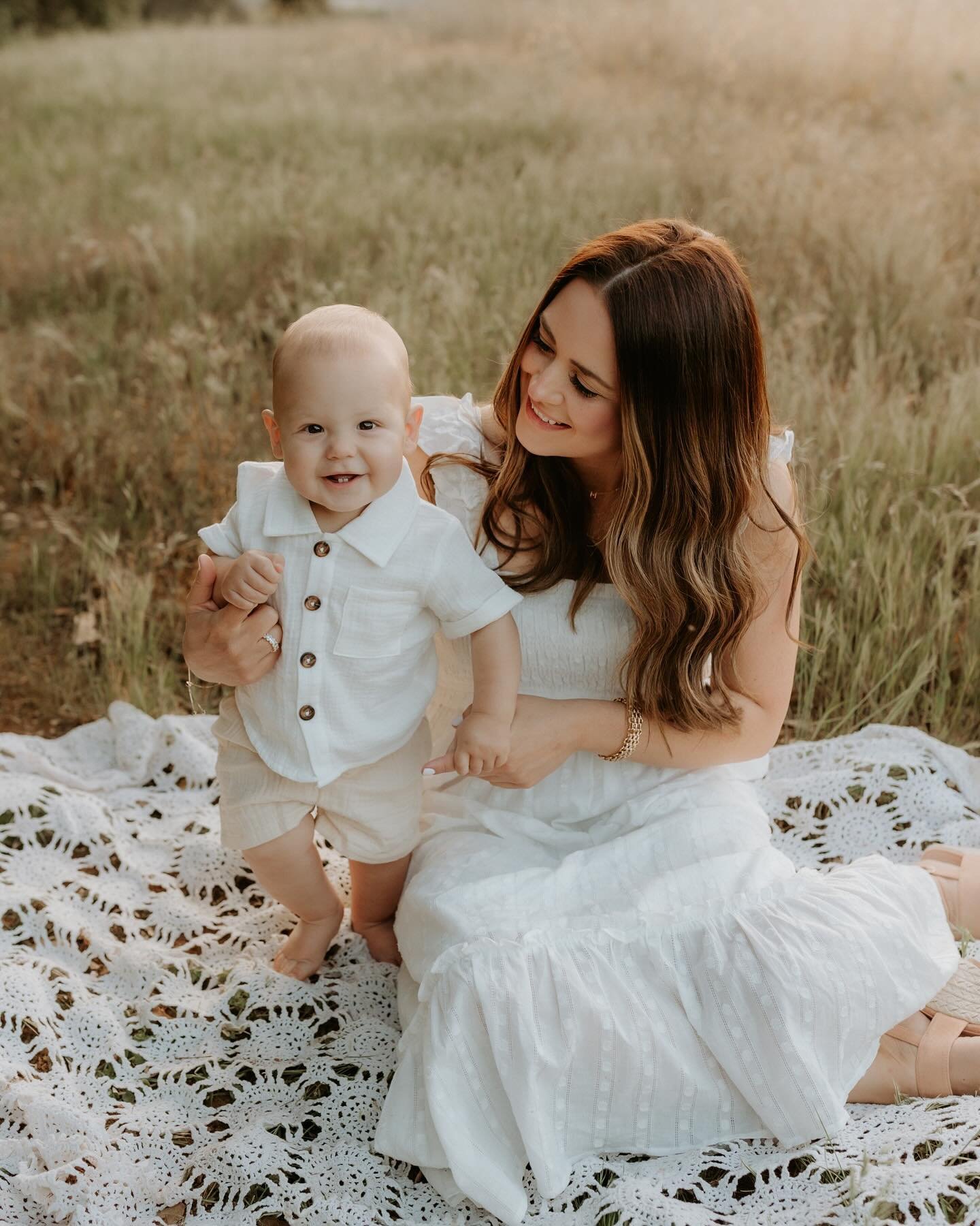 Happy Friday! ✨ Sharing the most adorable motherhood session. Can&rsquo;t handle all the cuteness 😍