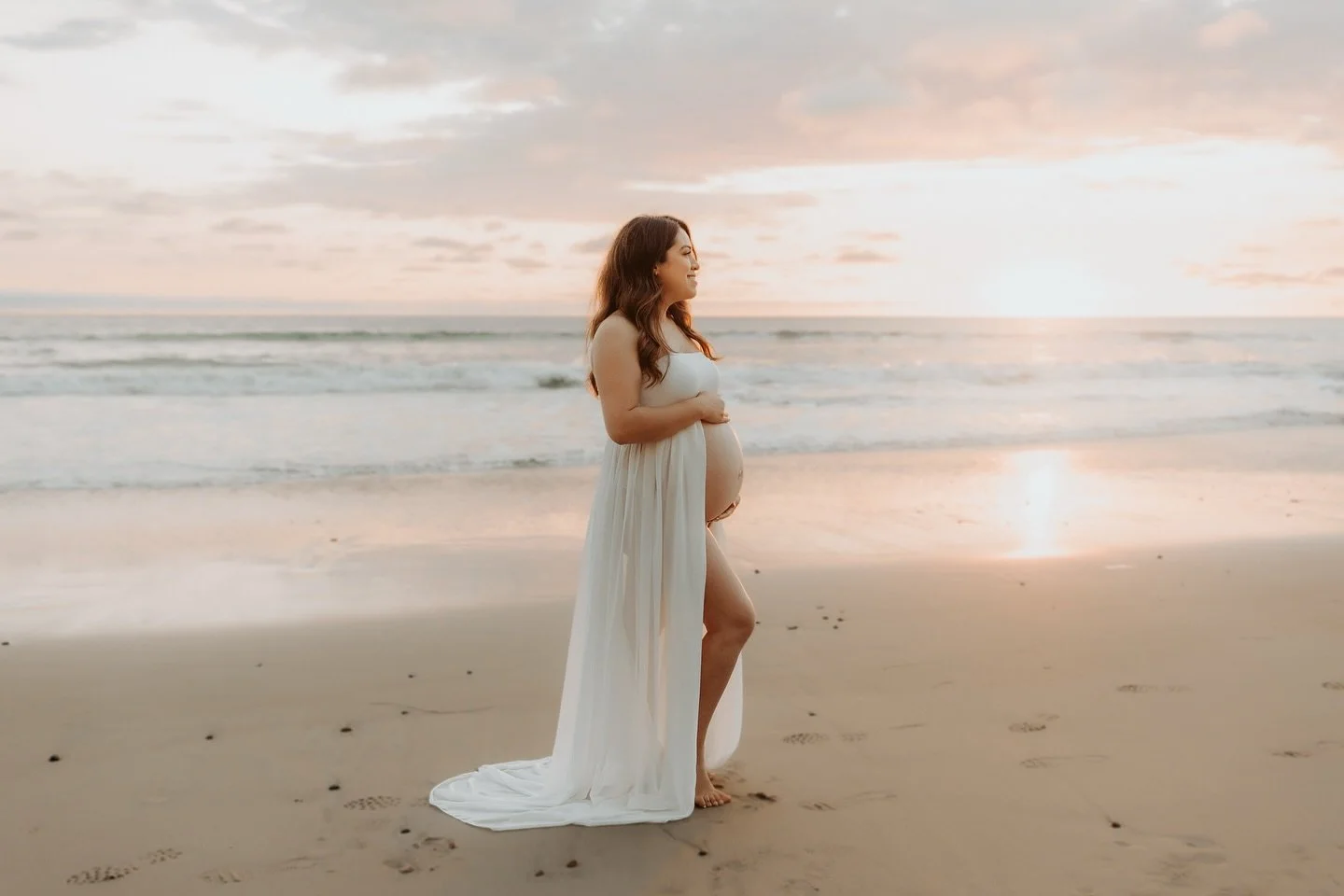 More from this beautiful maternity session 🤍 The sky was really showing off that evening 🌅
.

.
.
.
.
.
.
.
.
.
#sdphotographer #sandiegophotographer #sandiegolifestylephotographer #socalphotographer #californiaphotographer #sandiegofamilyphotograp
