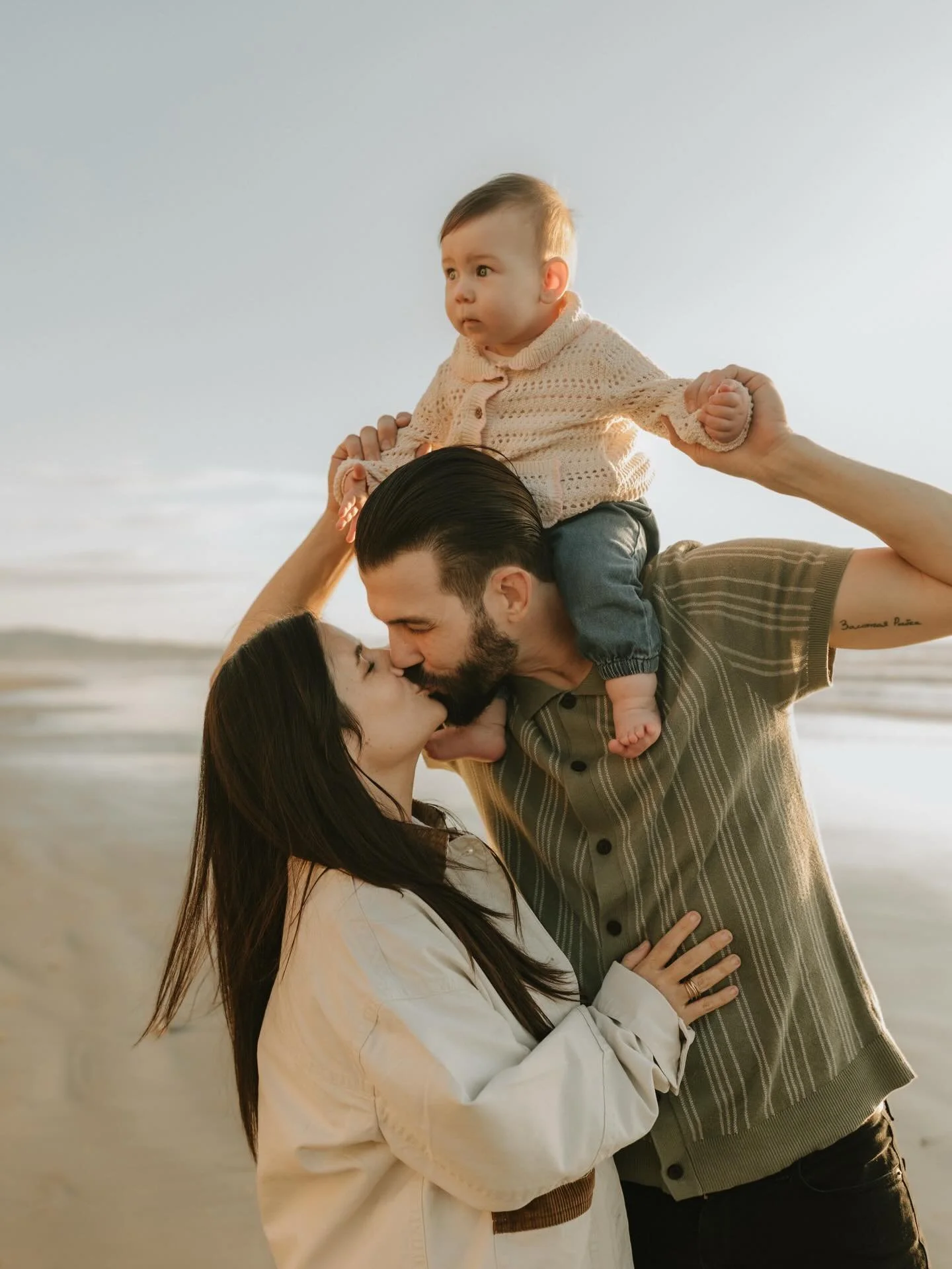 We&rsquo;ve been having the most beautiful sunny beach weather lately, and it was perfect for this laid back family session with the cutest baby girl. I love sessions that feel carefree and natural, where families can simply be together and focus on 