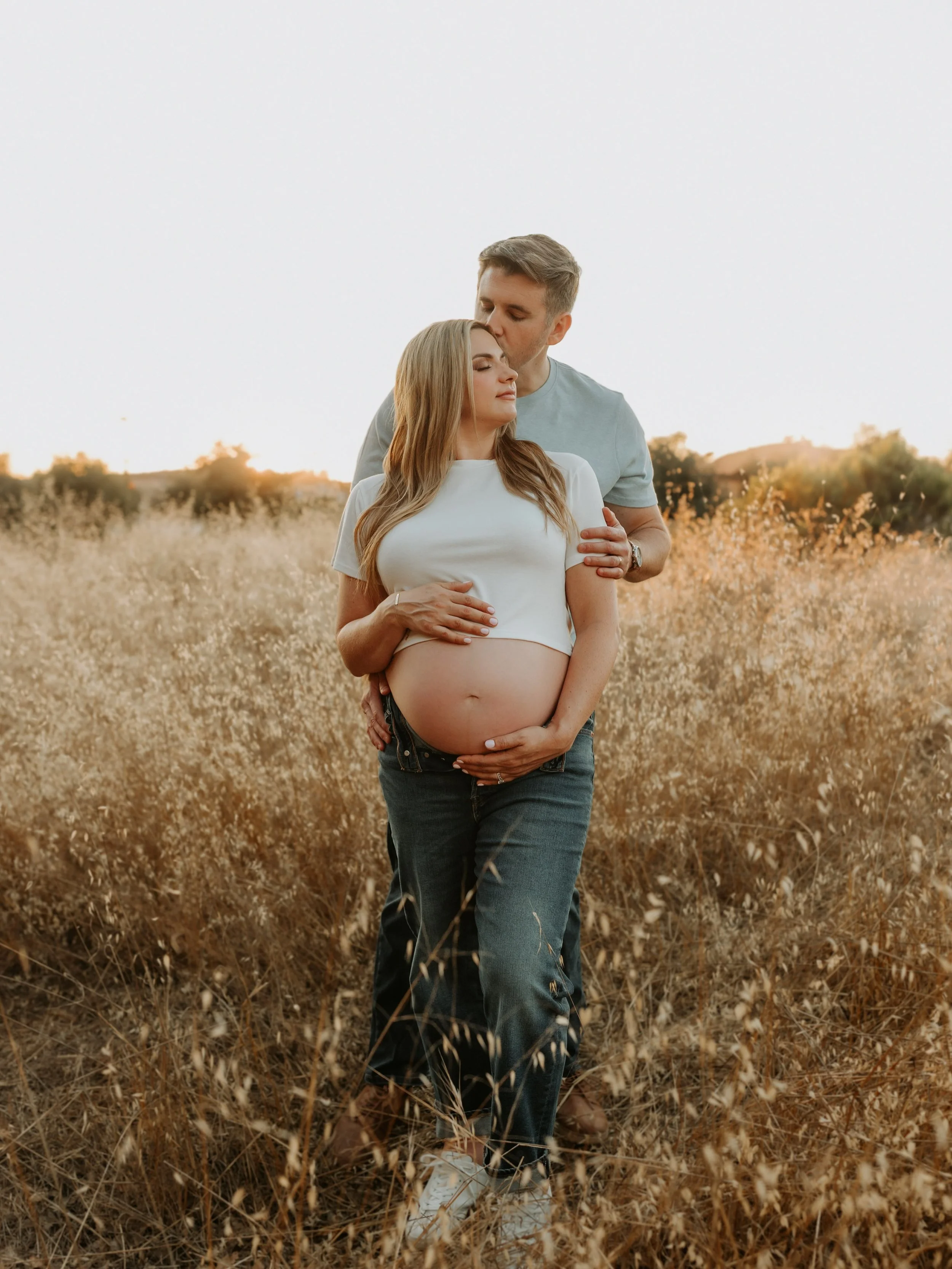 Happy Friday! ✨ Just sharing another beautiful maternity session. 

Makeup &amp; hair by the amazing @badbitchartistry 

#sandiegophotographer #sandiegolifestylephotographer #californiaphotographer #sandiegofamilyphotographer #sandiegomaternityphotog