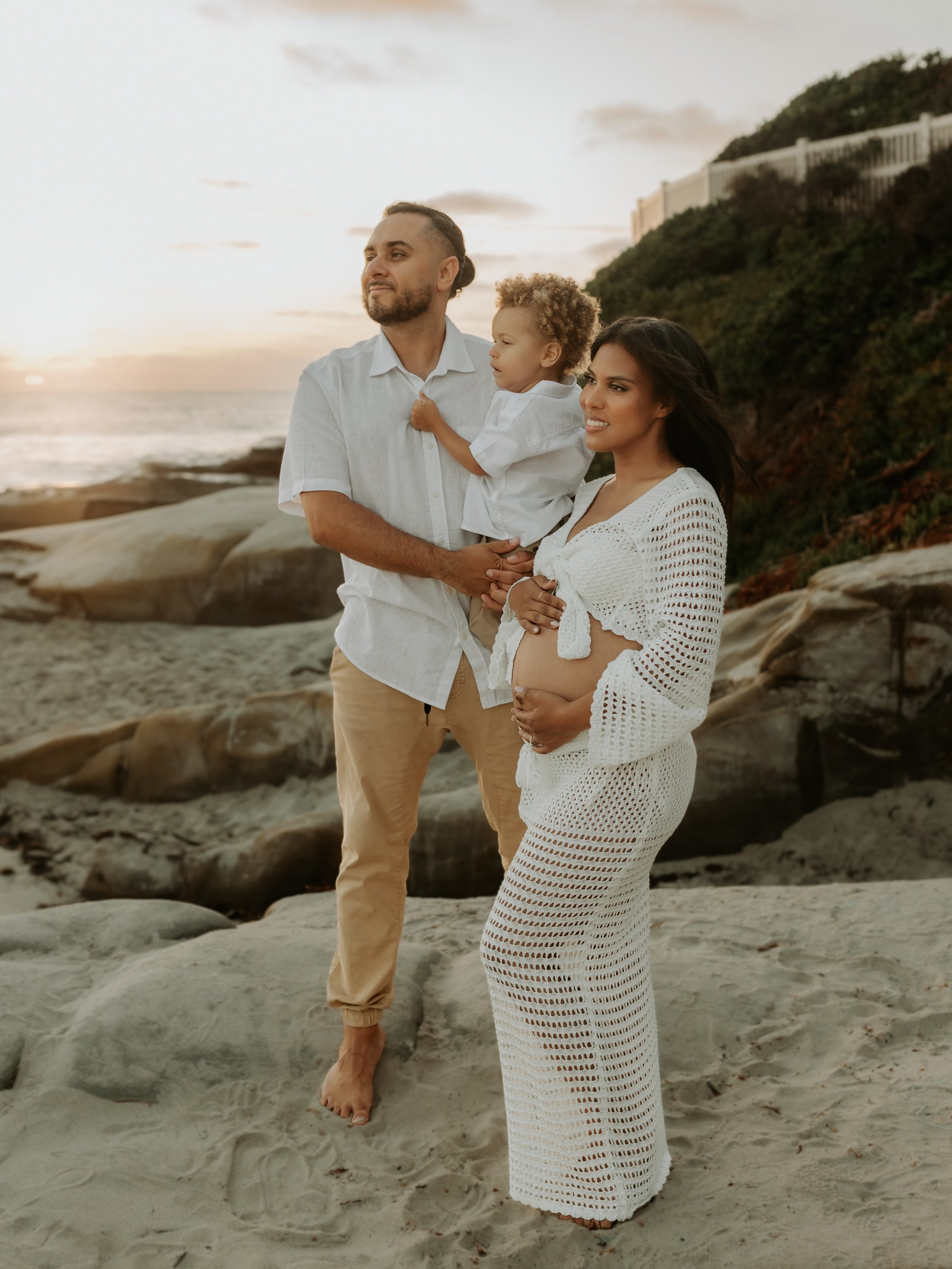 soon to be family of four 🤍

#sandiegophotographer #sandiegolifestylephotographer #sandiegofamilyphotographer #sandiego sandiegomaternityphotographer