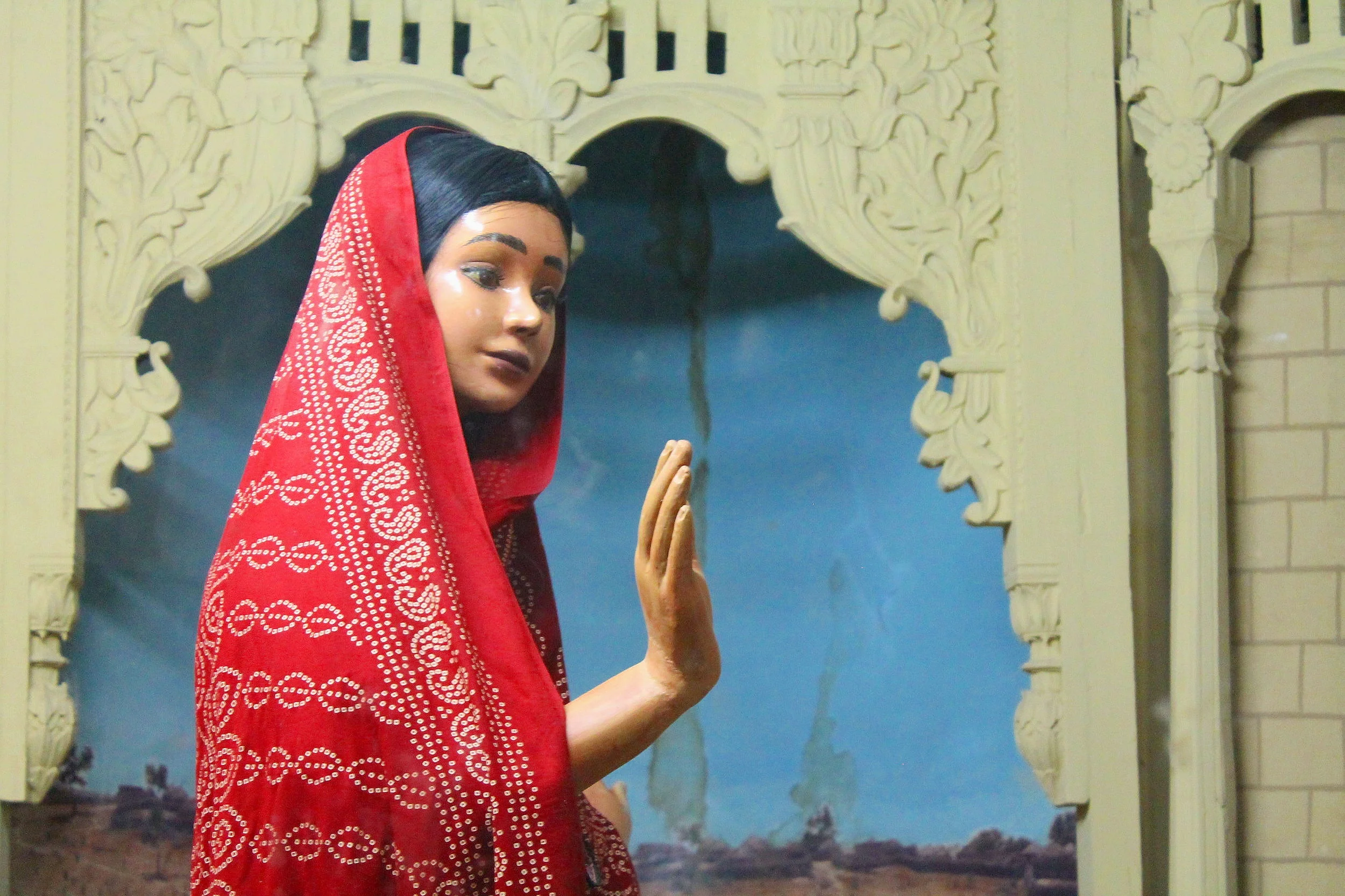 Diorama of Marvi refusing Umar’s temptations of jewels, luxuries, and power at the Bhit Shah Museum