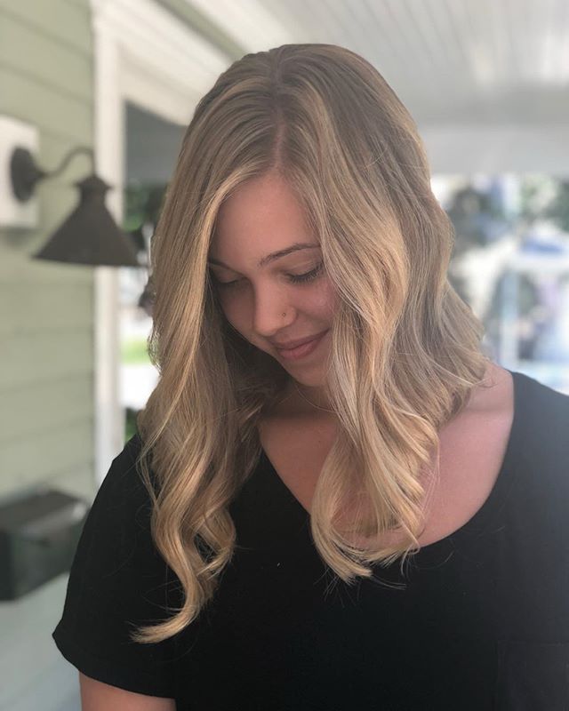 @jaymerojee your hair is a DREAM! A little balayage touch up for this babe! ✨
.
.
.
.
.
.
#blondebalayage #balayage #saloninthemills #druvhairartistry #capecodhairstylist #curls #curlyhair #lob #lobhaircut #honeyhair #modernsalon #redken #blondeidol 