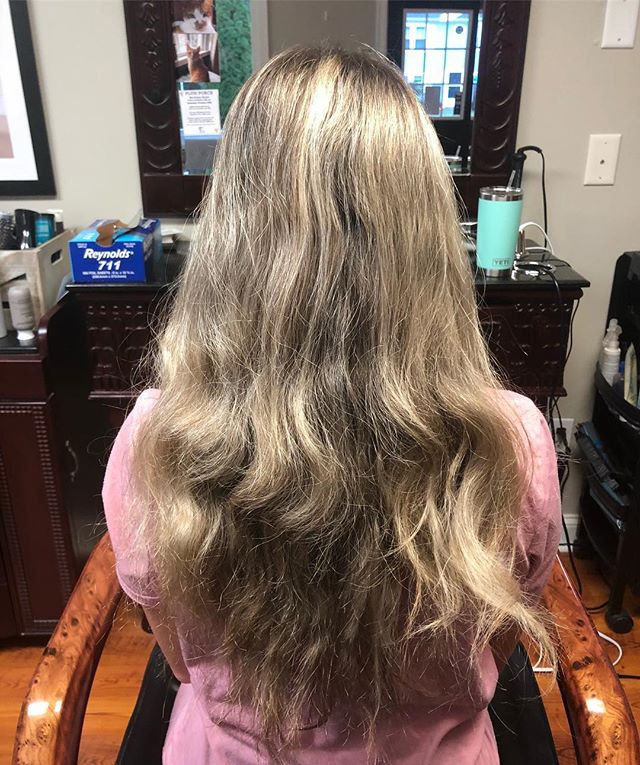 Melting into fall 🍂 swipe to see the after! @m_cirese .
.
.
.
.
#saloninthemills #hairvideos #colormelt #blondehair #blondebalayage #fallhair #rootyblonde #instahair #instatop #instadaily #druvhairartistry #capecodhairstylist #beforeandafter #hairgo
