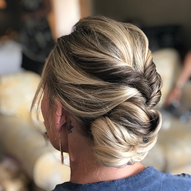 #weddinghair 💕
.
.
.
.
.
.
.
.
.
#updo #looseupdo #messyupdo #bridesmaids #bridalhair #bridesmaidhair #druvhairartistry #saloninthemills #capecodwedding #wychmerebeachclub #pinnedhair #pinup #capecodhairstylist #modernsalon #americansalon #behindthe